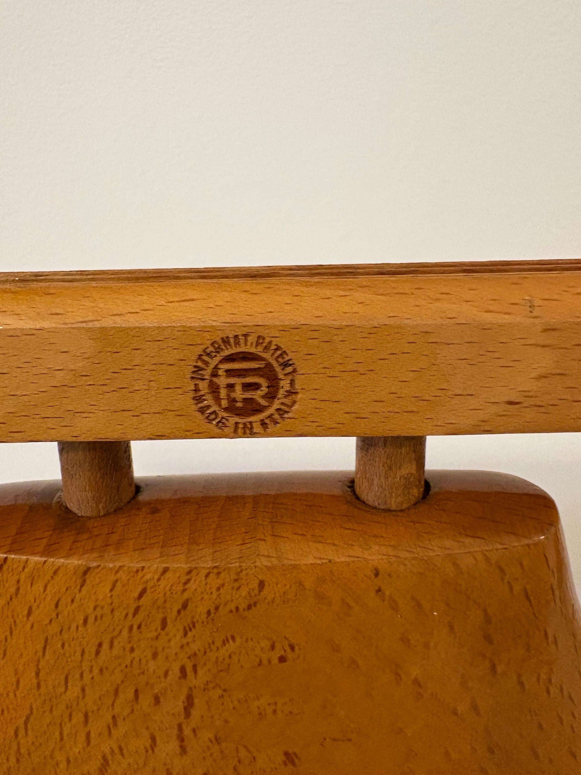 Dettaglio marchio vintage Fratelli Reguitti su appendiabiti valet in legno Made in Italy