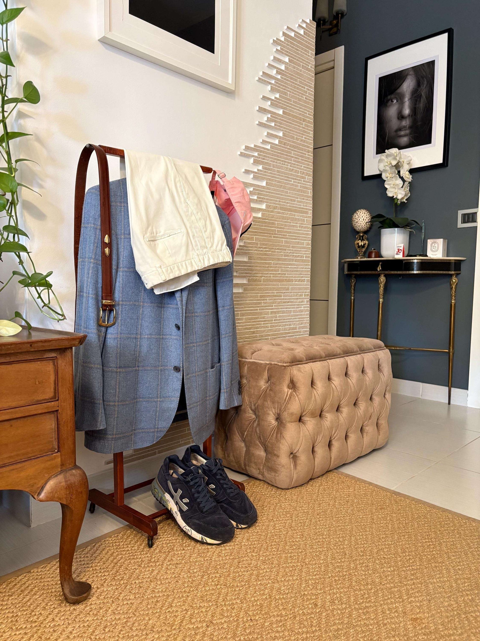 appendiabiti vintage in legno made in Italy con giacca e pantaloni in stanza elegante