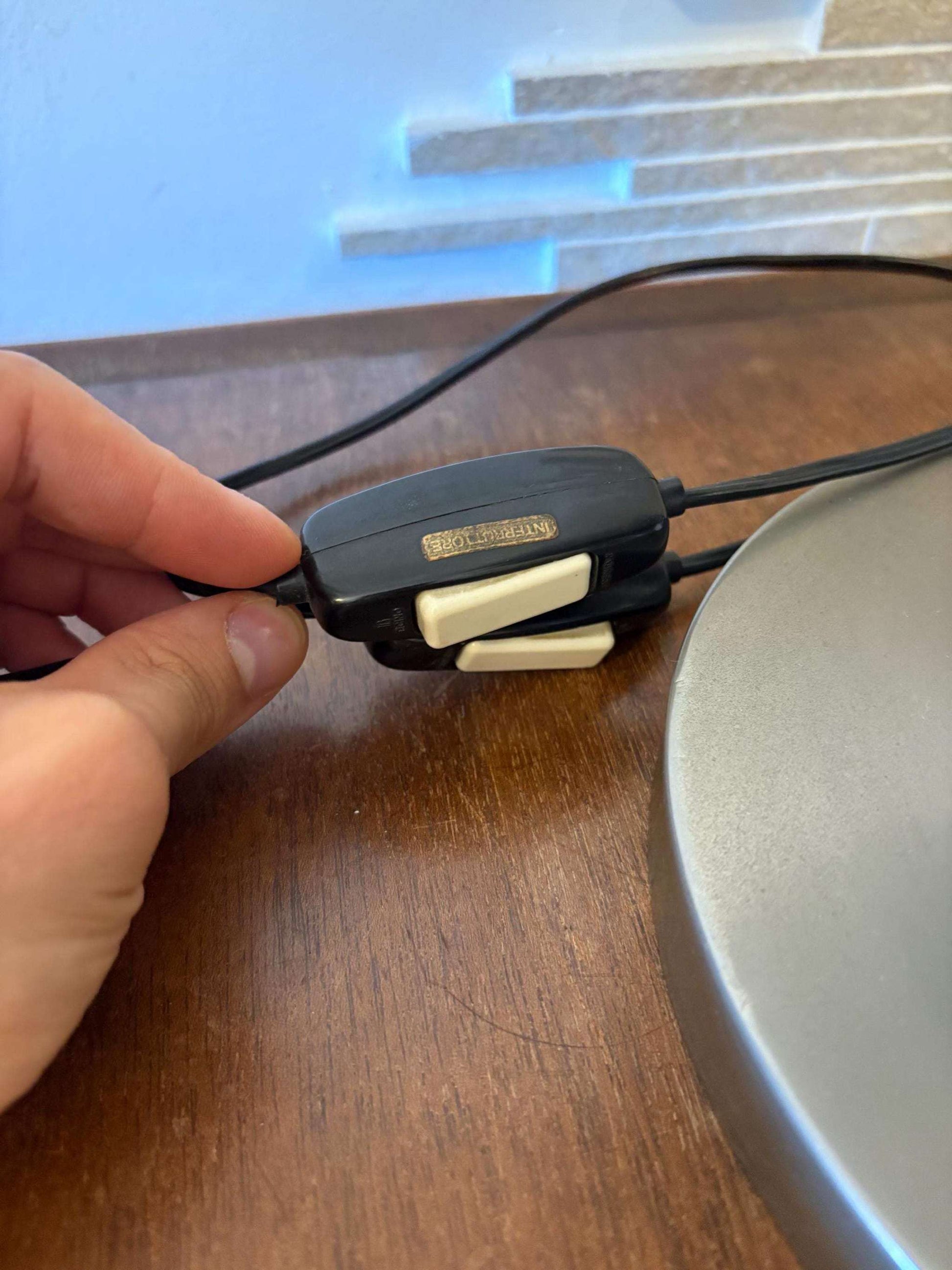 interruttore vintage lampada design Space Age su base in metallo su tavolo in legno