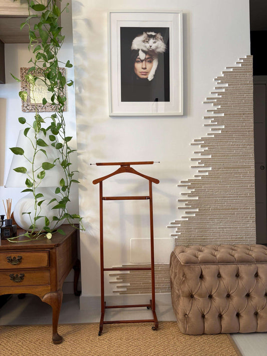 Attaccapanni vintage in legno Made in Italy, stand elegante per abiti e accessori con design classico e segni di usura autentici