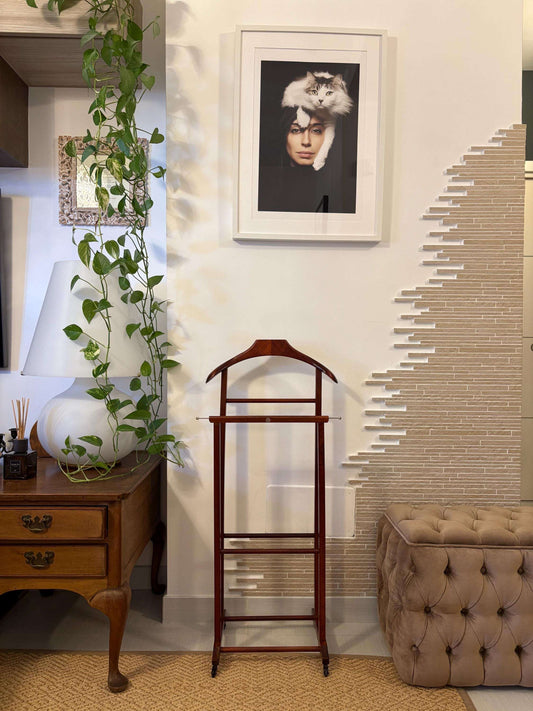 Stand valet vintage in legno Made in Italy per abiti con design classico e usurato, perfetto per organizzare abbigliamento e accessori in stile retrò.