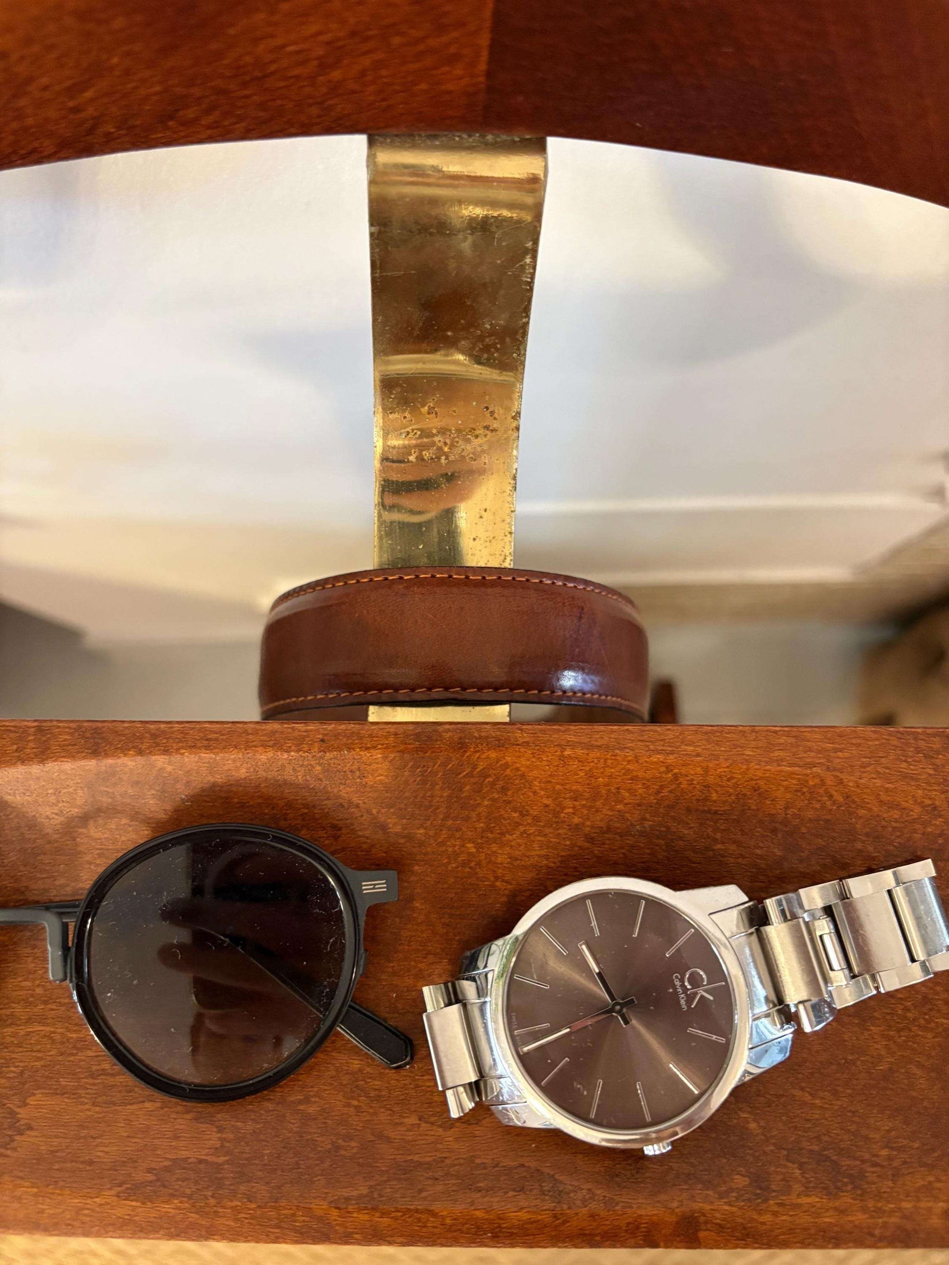 Valet stand vintage in legno Made in Italy con occhiali da sole e orologio da polso in primo piano