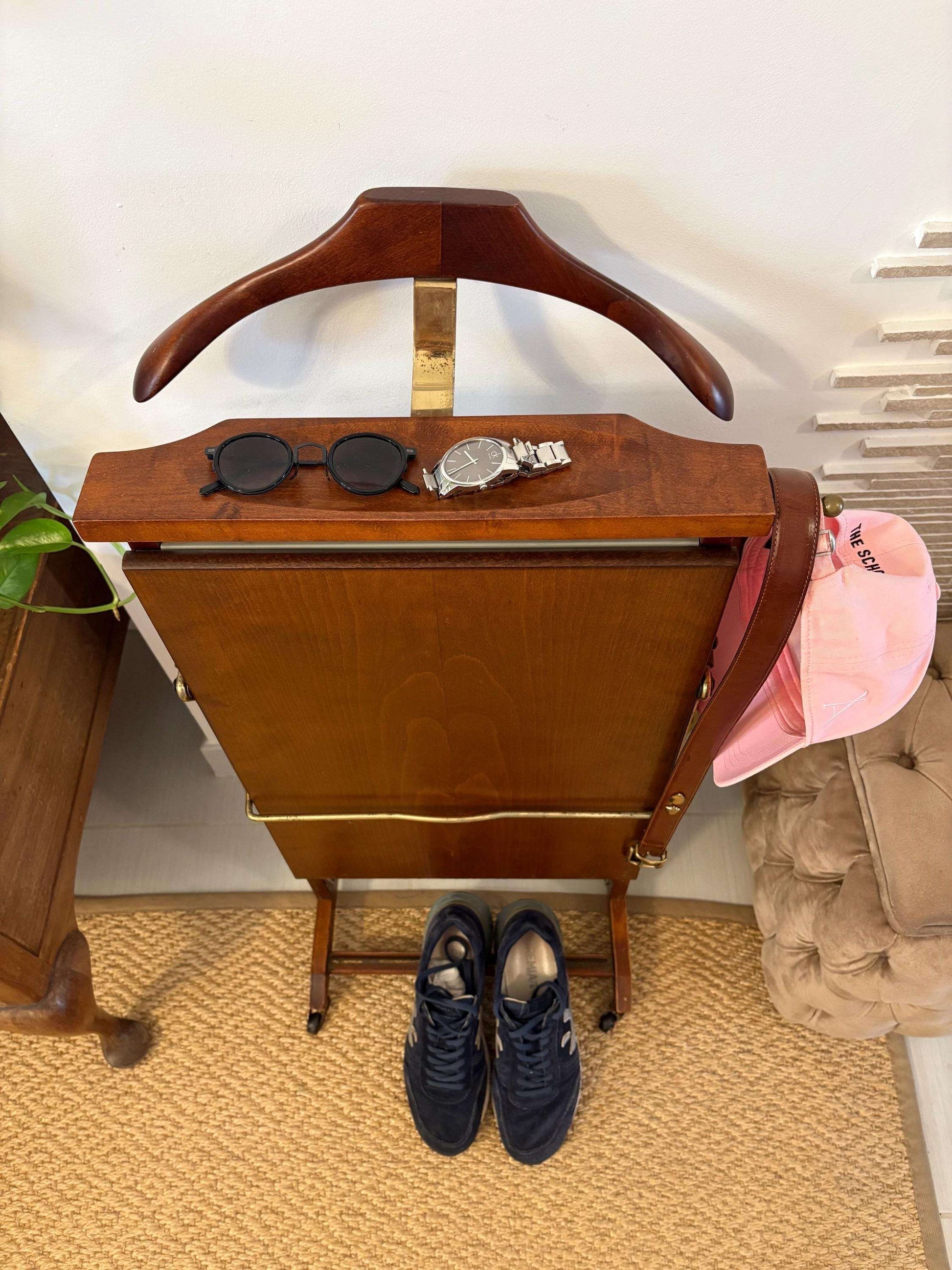 Attaccapanni vintage in legno made in Italy con struttura elegante e organizer per abiti e accessori