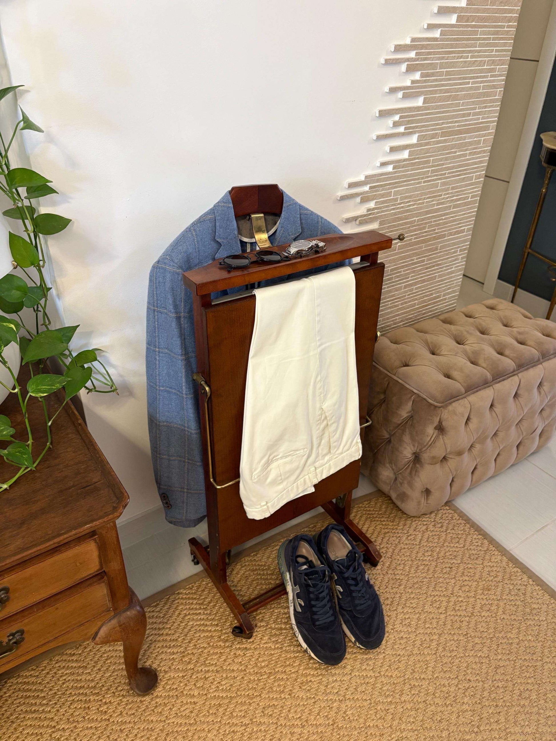 portabiti vintage in legno italiano con giacca, pantaloni e scarpe organizzati in ambiente interno elegante