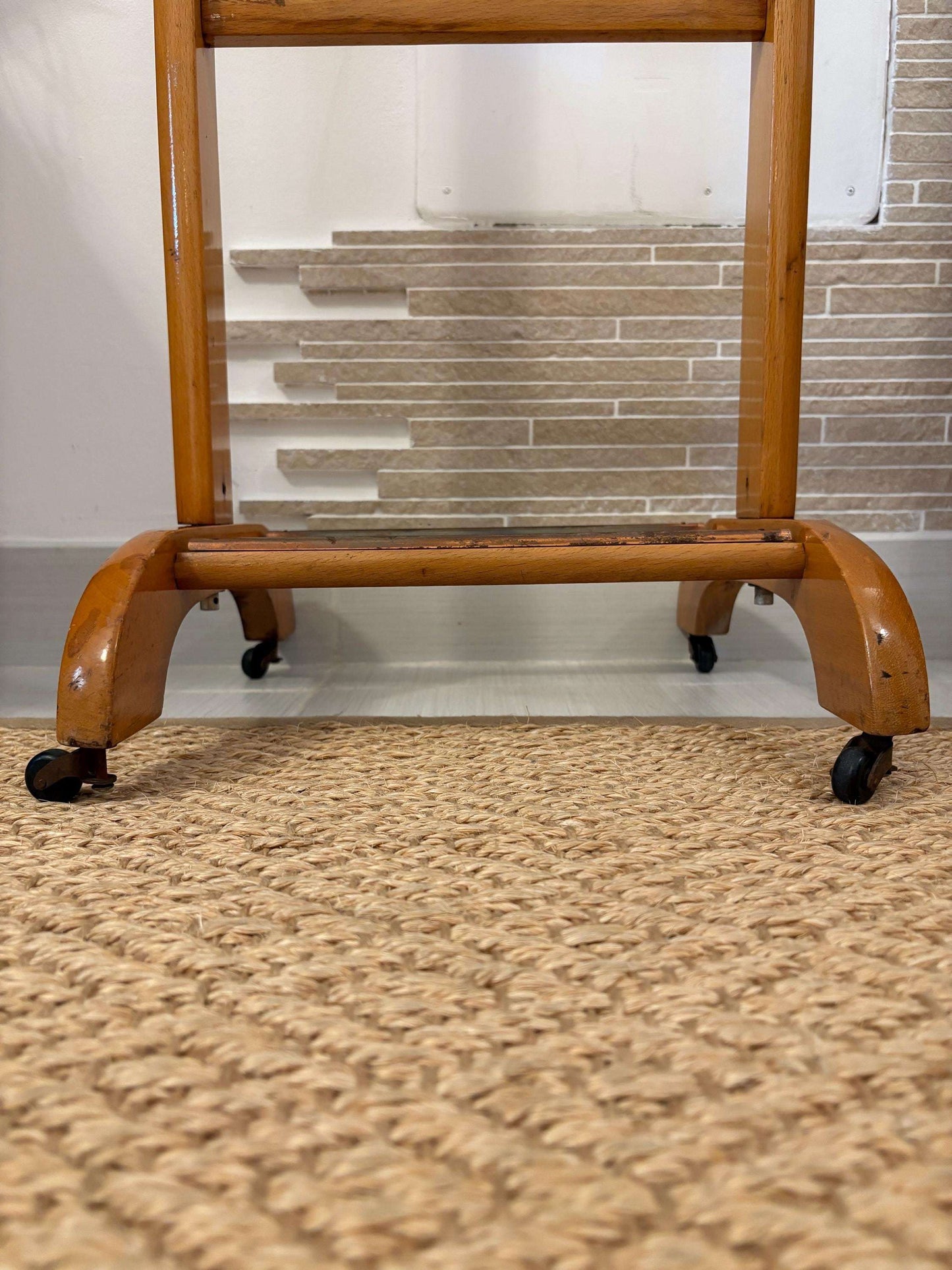Portabiti vintage in legno Made in Italy con ruote, design classico e segni di usura autentici