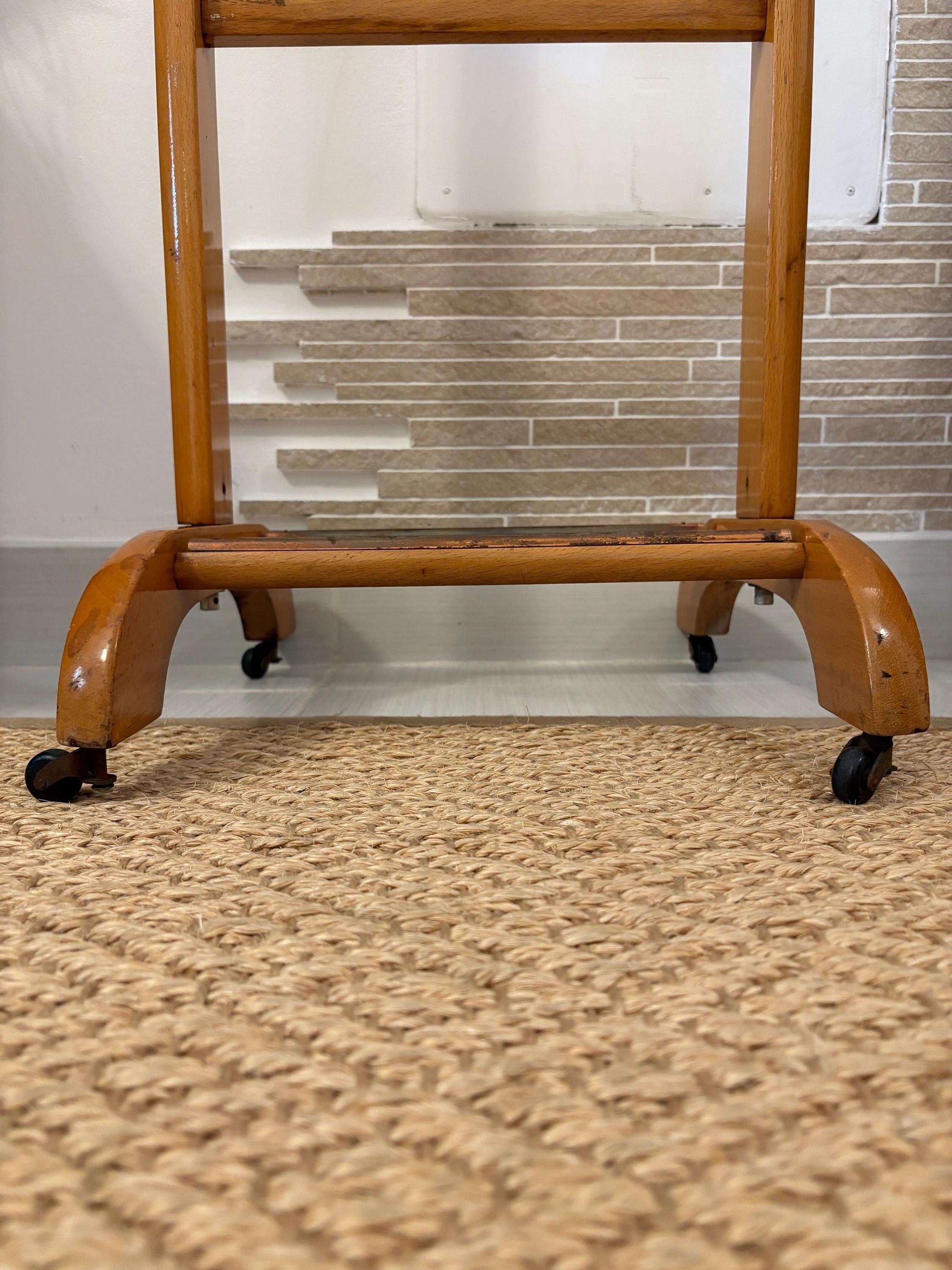 Portabiti vintage in legno Made in Italy con ruote, design classico e segni di usura autentici