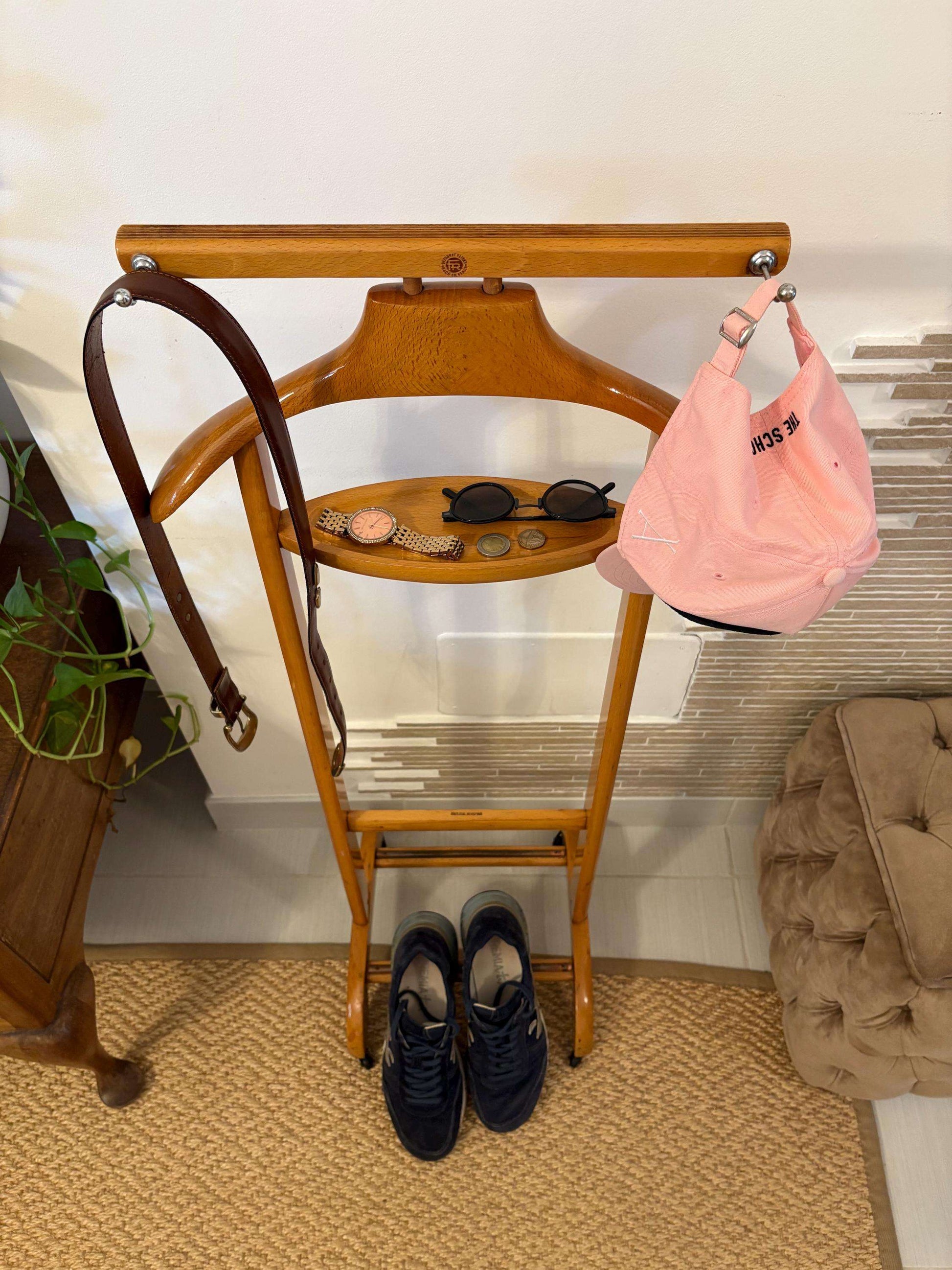 Attaccapanni vallet vintage in legno italiano con design classico e accessori appesi