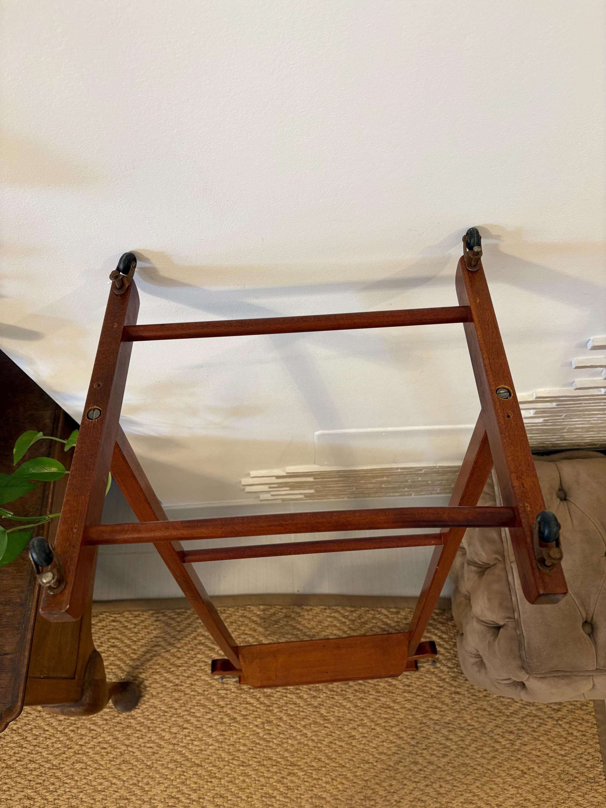Stand valet vintage in legno Made in Italy per abiti, design classico e funzionale con segni di usura autentici