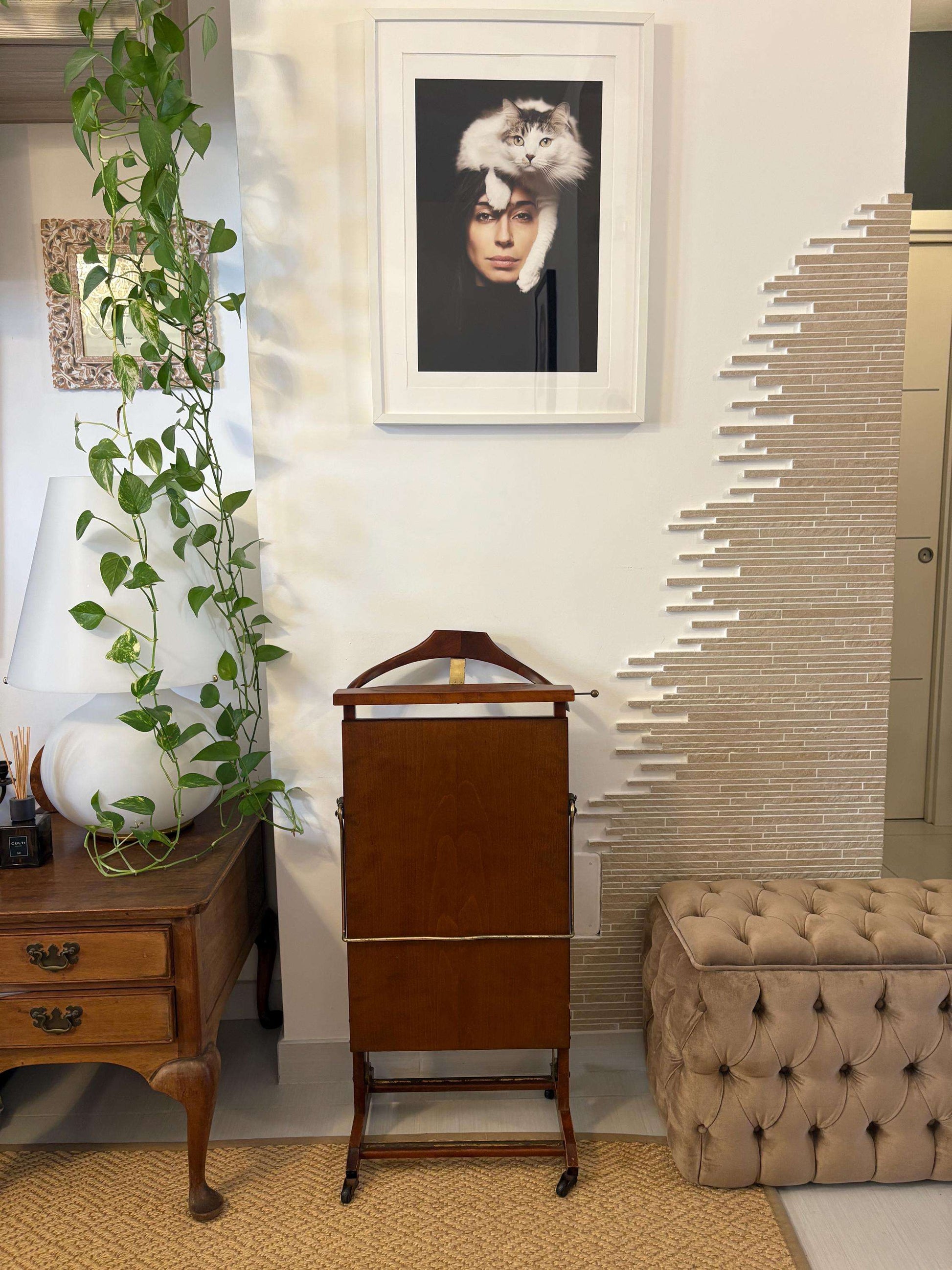appendiabiti vintage in legno made in Italy design classico per abiti e accessori con segni di usura autentici