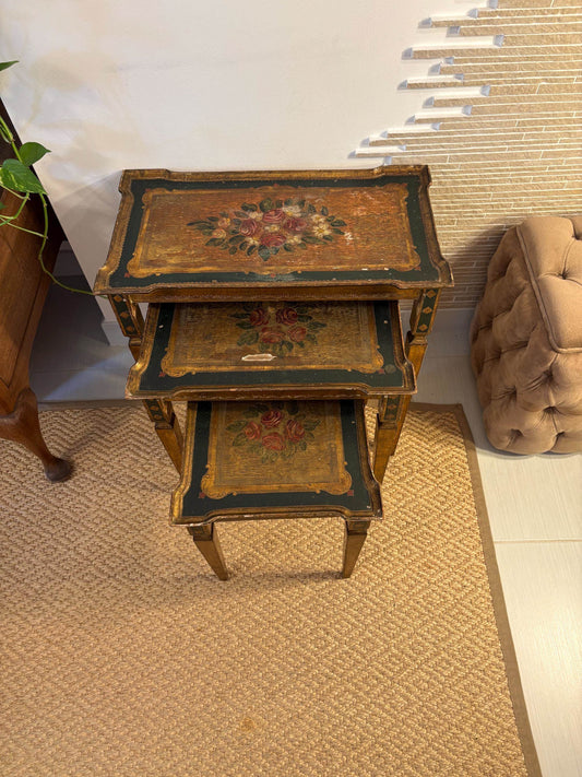 tavoli vintage da comodino set di tre tavolini veneziani artigianali con dipinti floreali stile barocco lusso decorazione antica