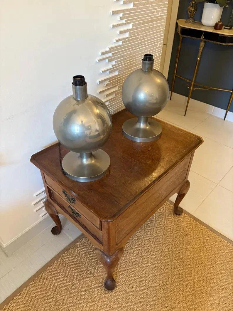 Lampade da scrivania vintage in ottone stile Space Age anni ’70 senza paralume su tavolino in legno intagliato.