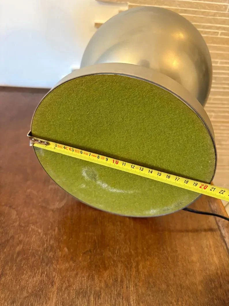 lampada da scrivania vintage in ottone stile Space Age con base verde su tavolo in legno