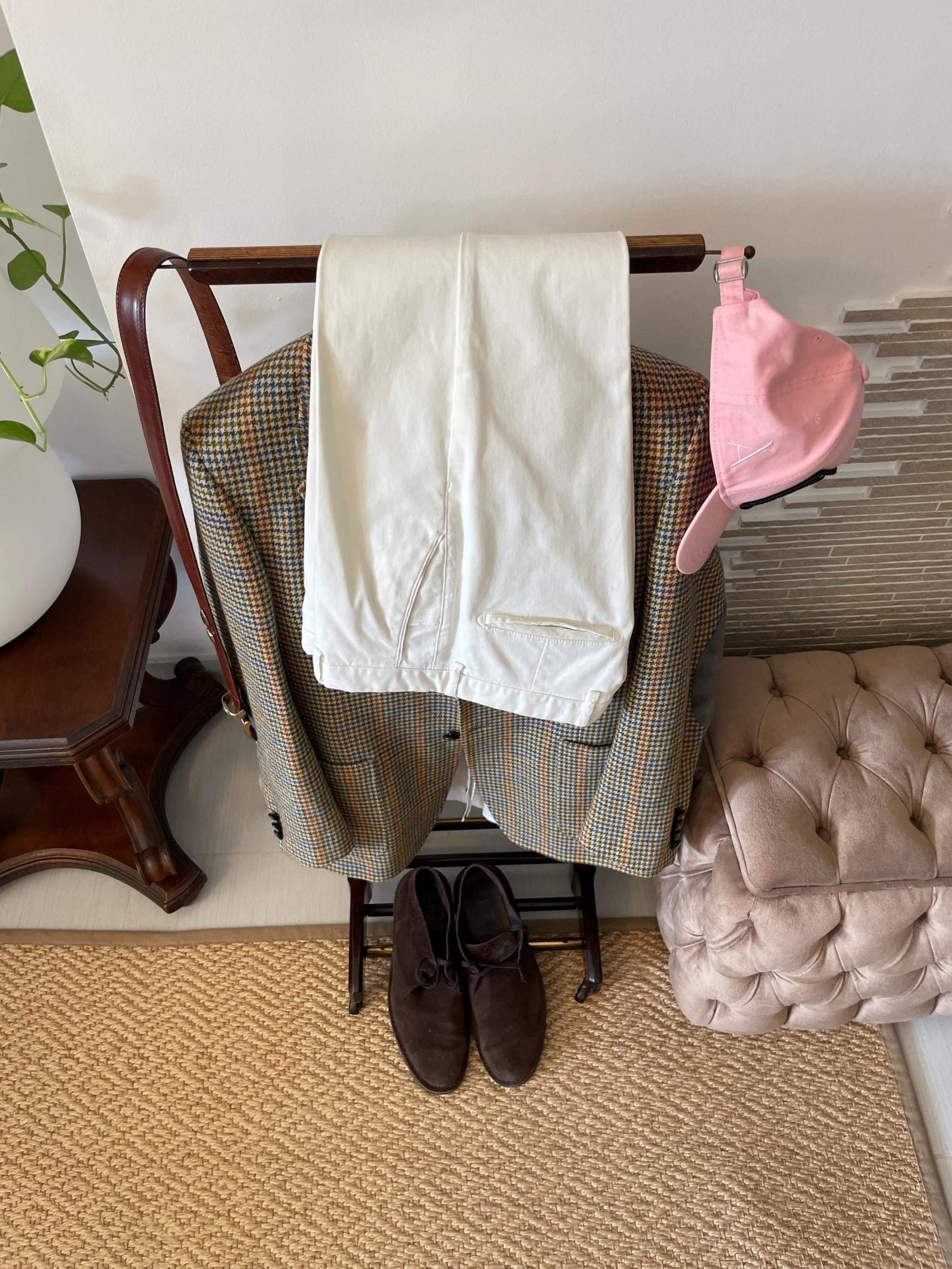 Supporto vintage in legno per abiti con giacca, pantaloni, scarpe e cappellino rosa, design elegante italiano