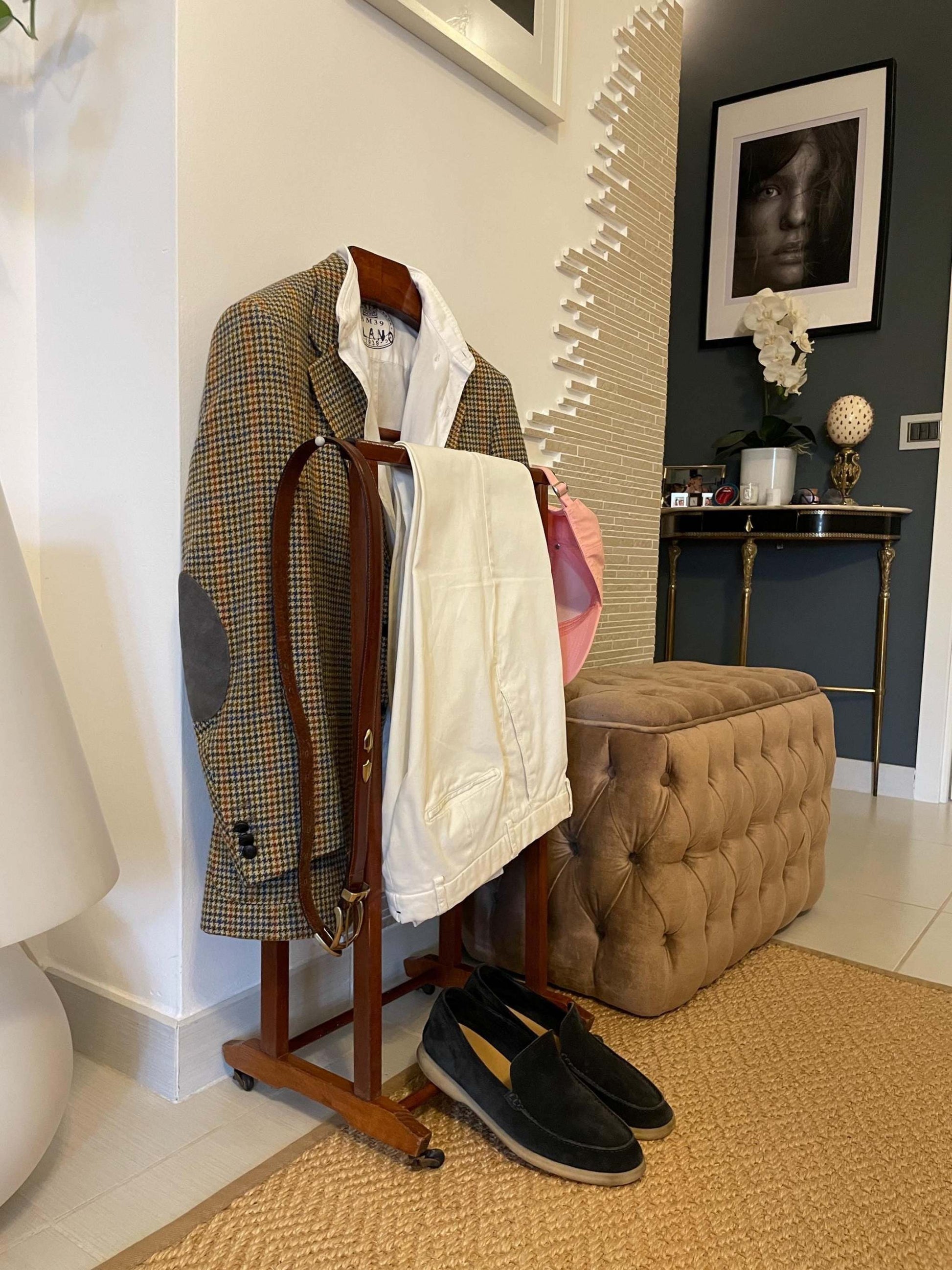 attaccapanni vintage in legno stile italiano con giacca, pantaloni e scarpe posizionate, supporto elegante per abiti in camera da letto