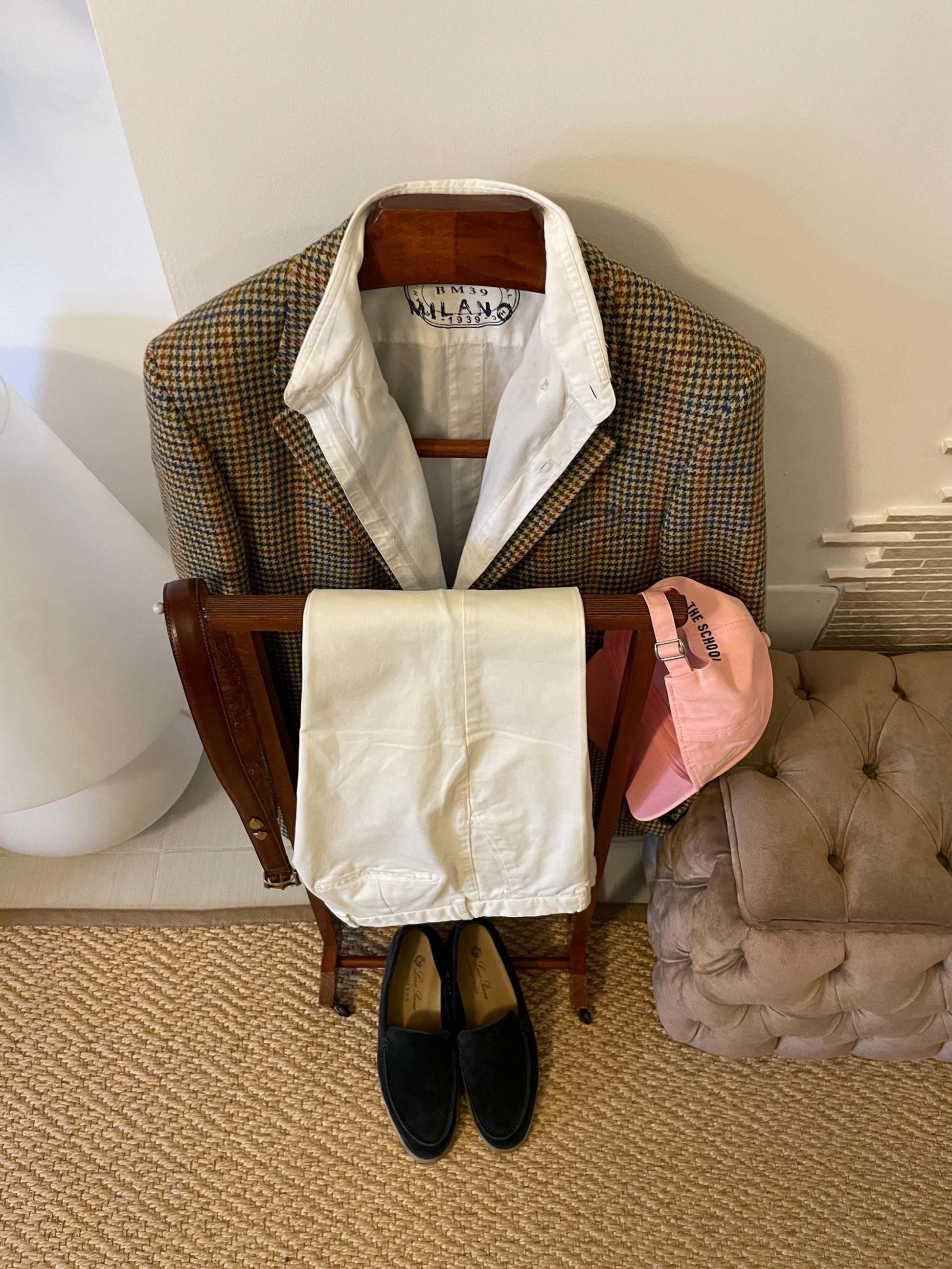Stand valet vintage in legno italiano con giacca, pantaloni, scarpe e cappello rosa