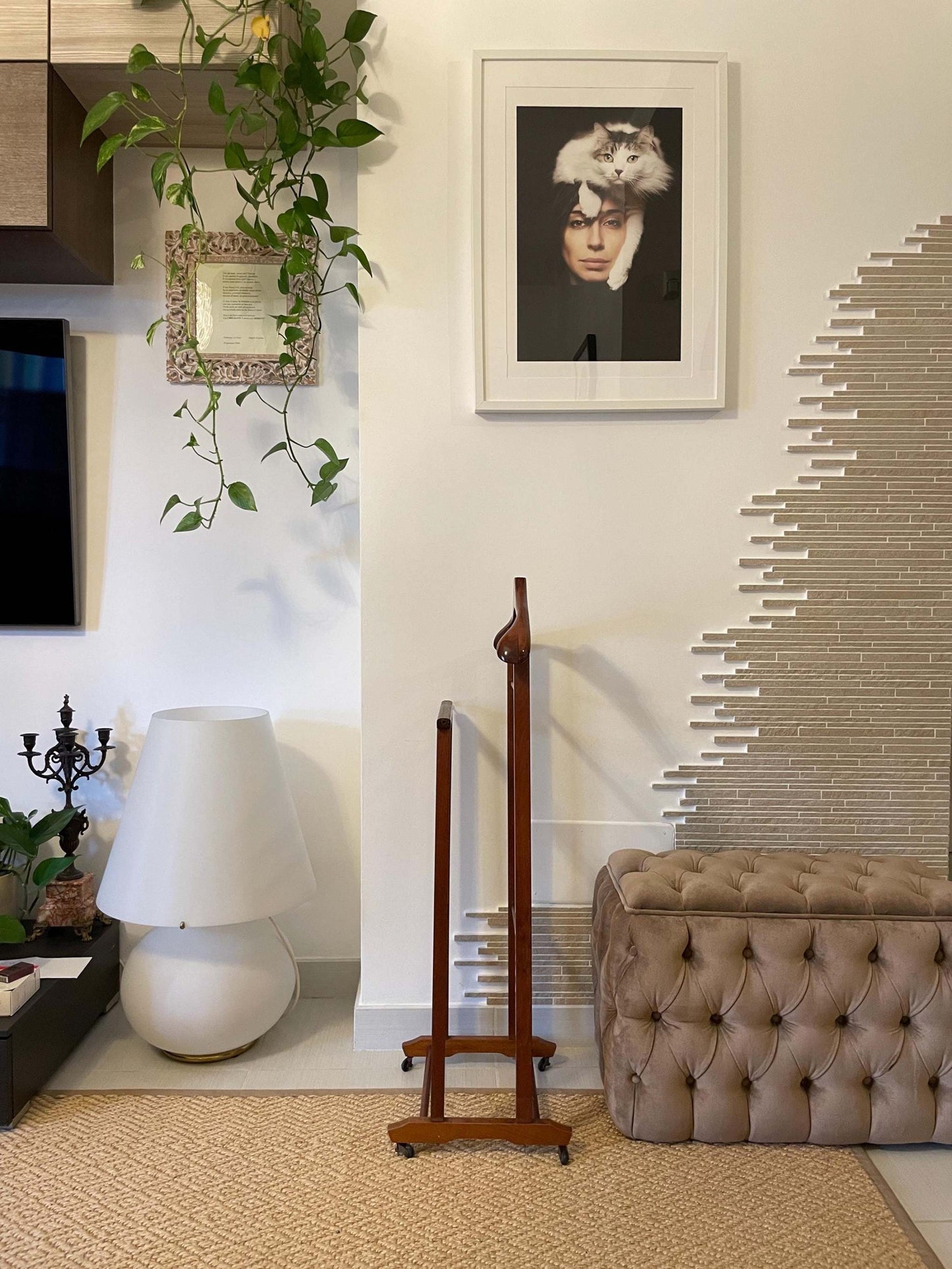 portabiti vintage in legno stile italiano con design classico in soggiorno elegante