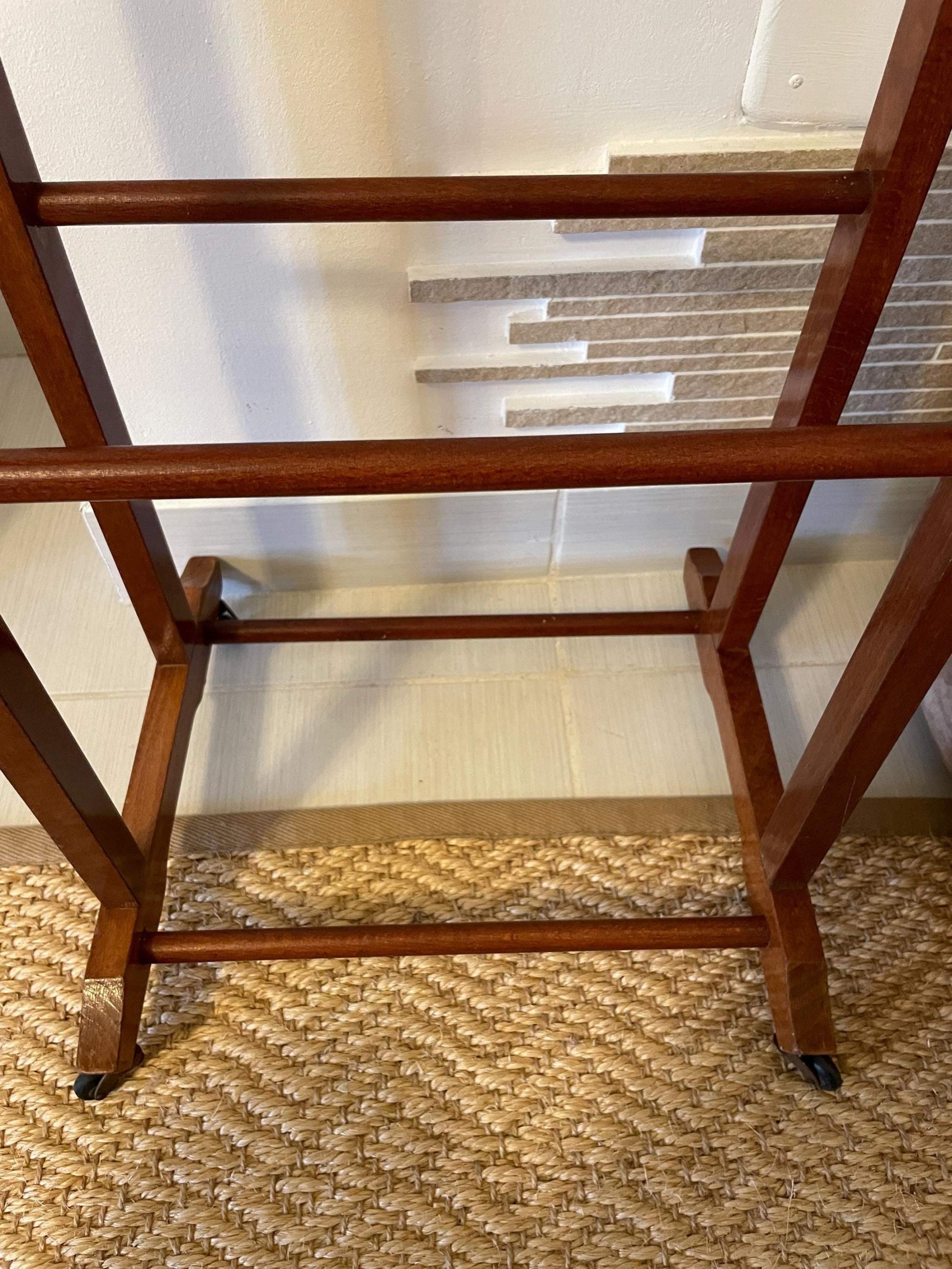 Portabiti vintage da uomo in legno Made in Italy, design classico ed elegante per organizzare abiti e accessori