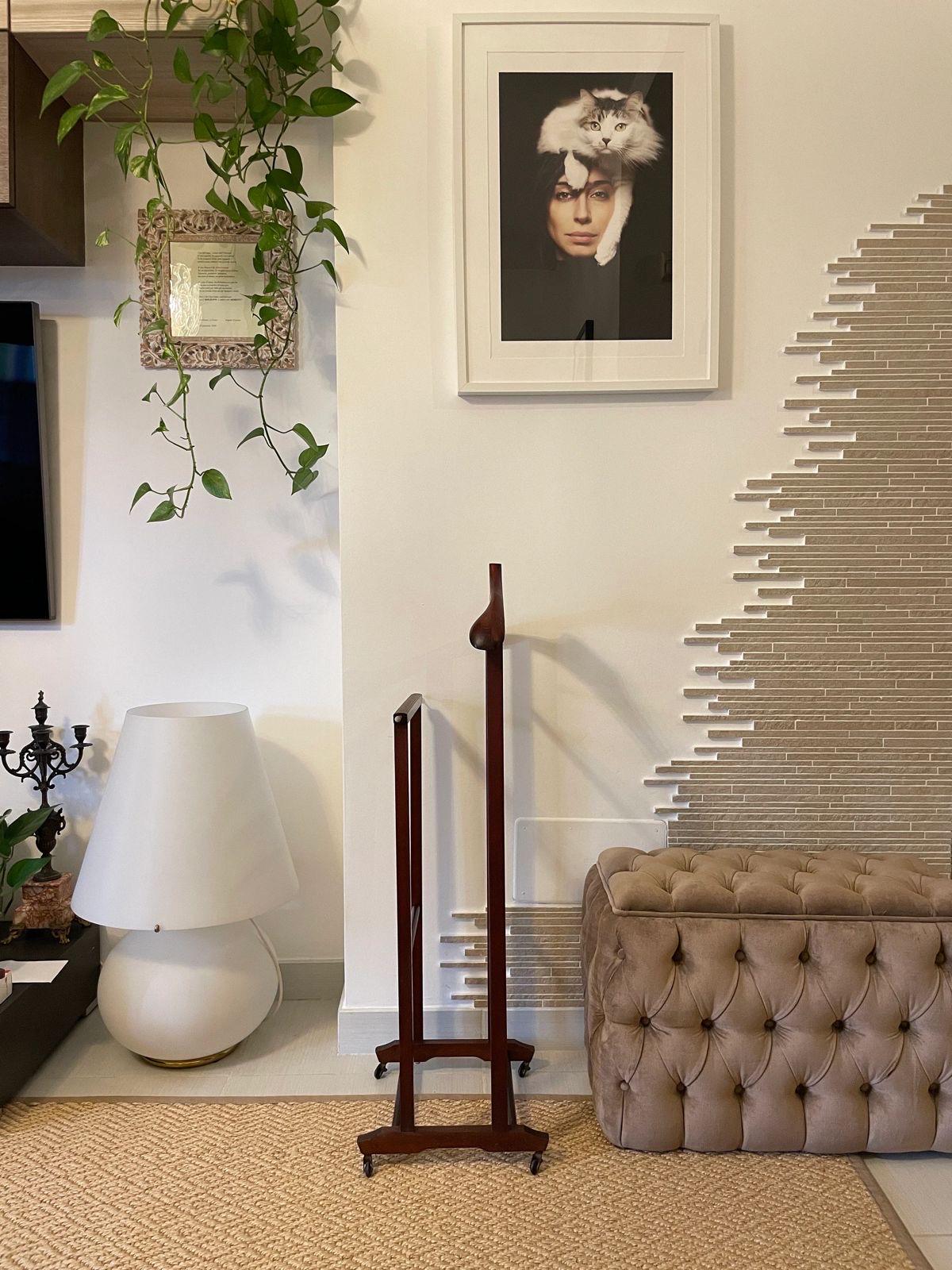 Vintage valet dallo stile classico e funzionale, ideale per abiti e accessori in ambiente retro elegante