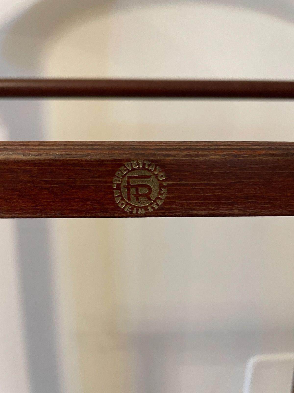 portabiti da uomo vintage in legno made in Italy con design classico e marchio Fratelli Reguitti