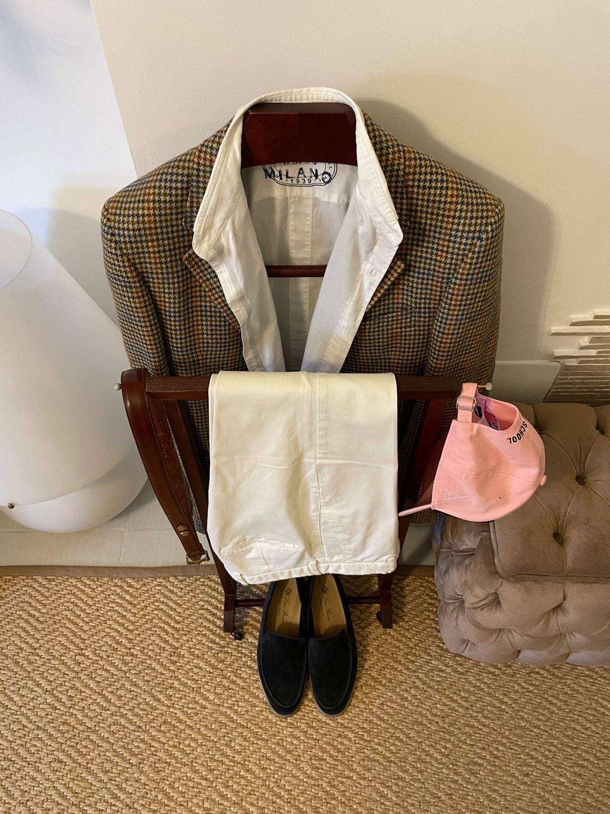 legno Made in Italy con giacca, camicia, pantaloni e scarpe da uomo esposti