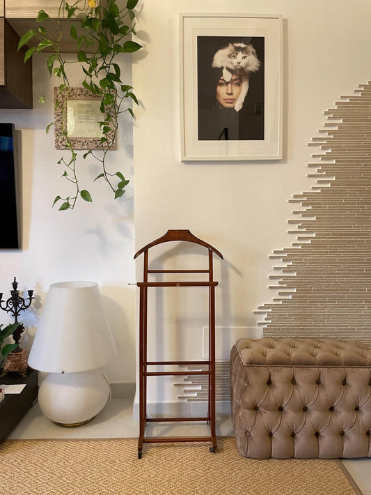 Portabiti vintage in legno, design classico italiano, stand elegante per abiti e accessori