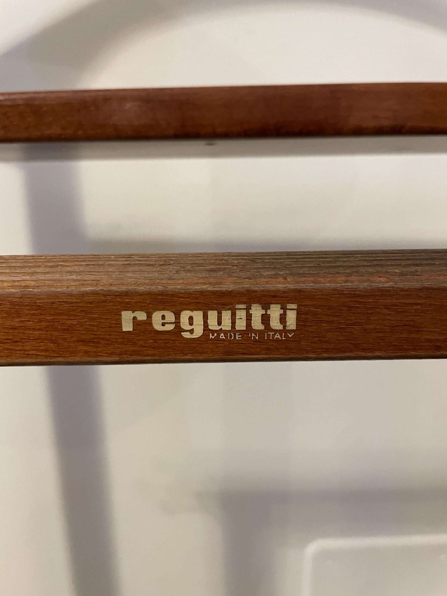 appendiabiti vintage in legno made in Italy con marchio Reguitti