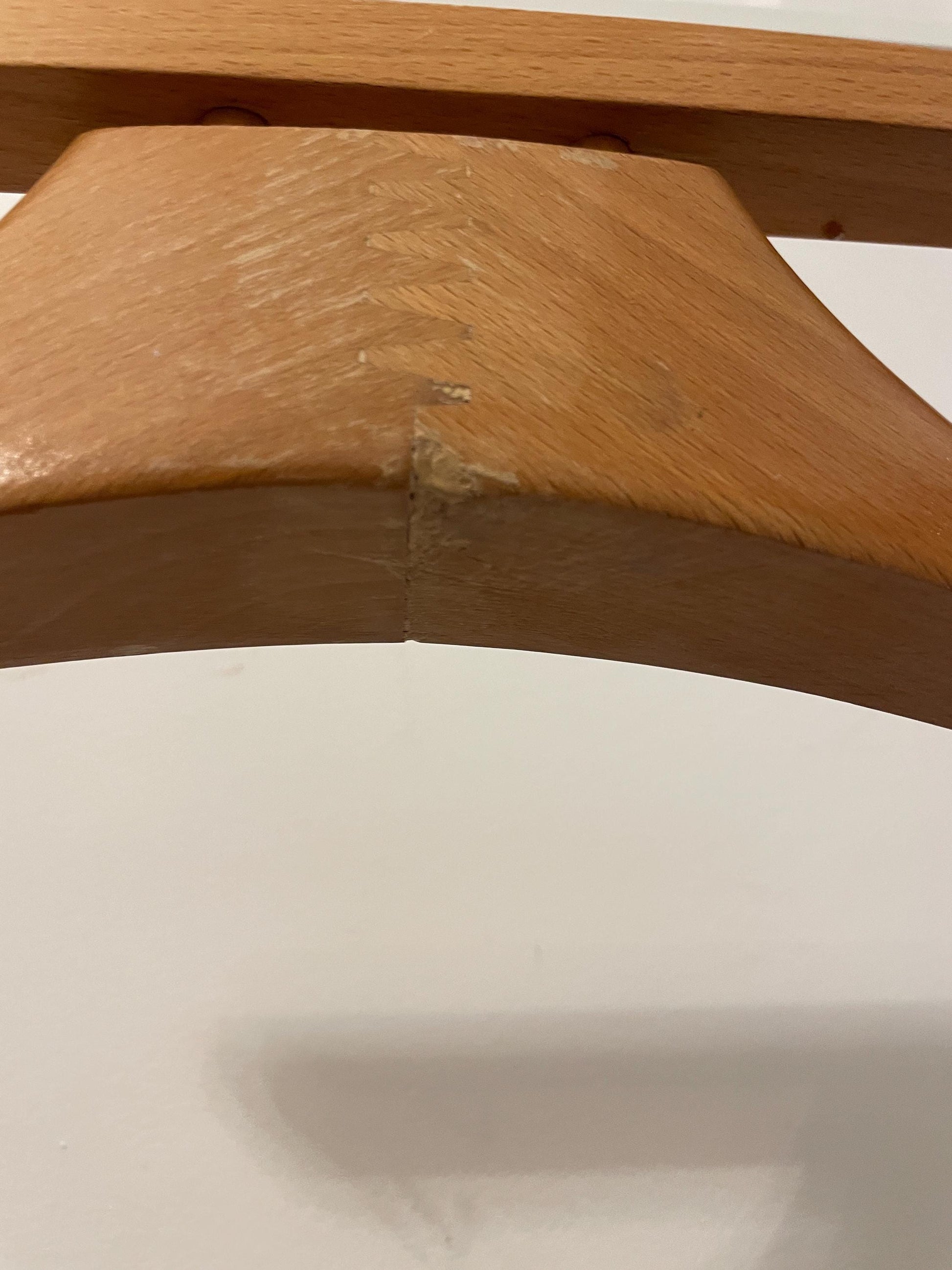 appendiabiti vintage in legno made in italy design mid century con segni di usura