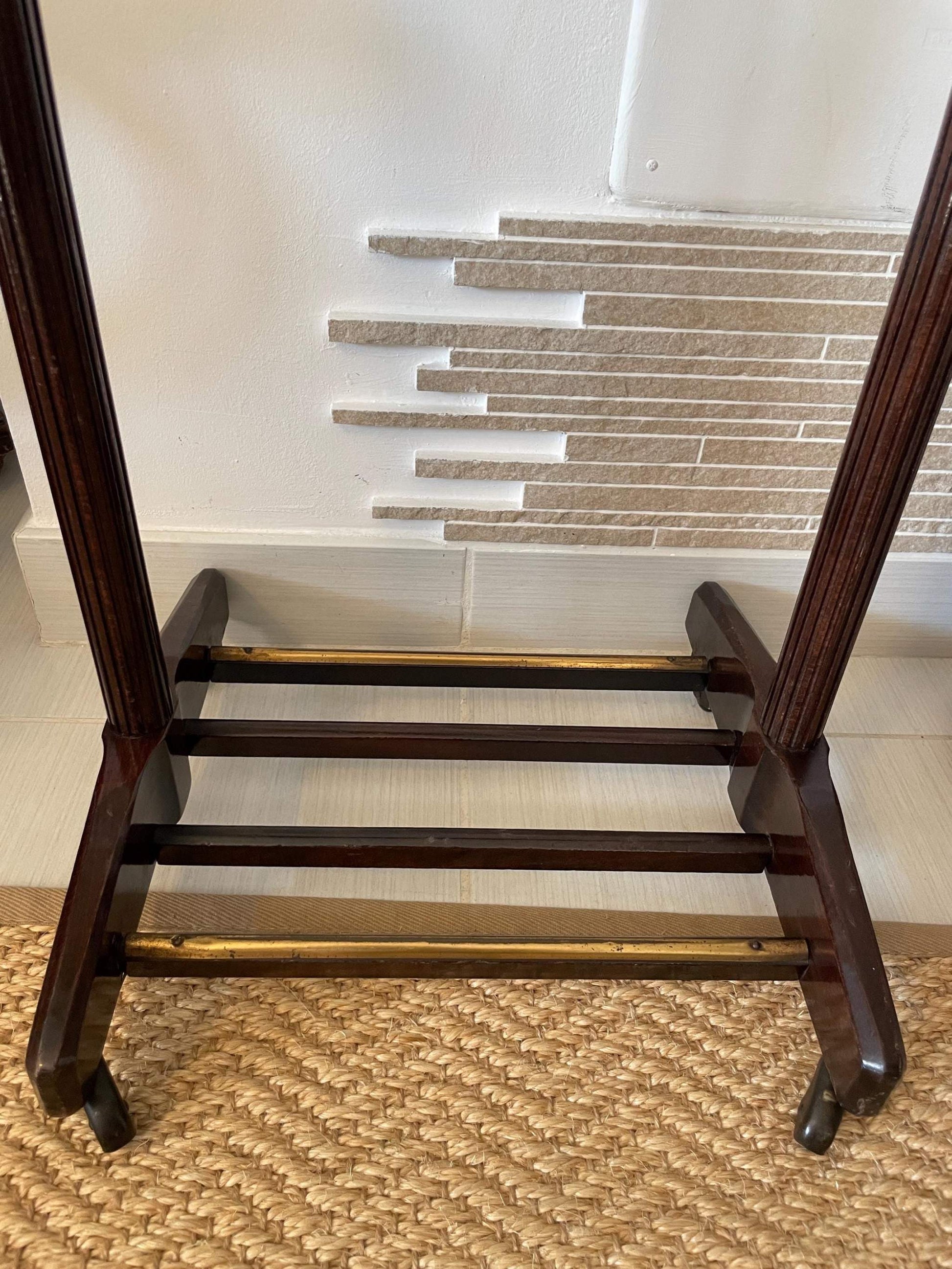 Supporto valet vintage in legno italiano con design classico per abiti e accessori