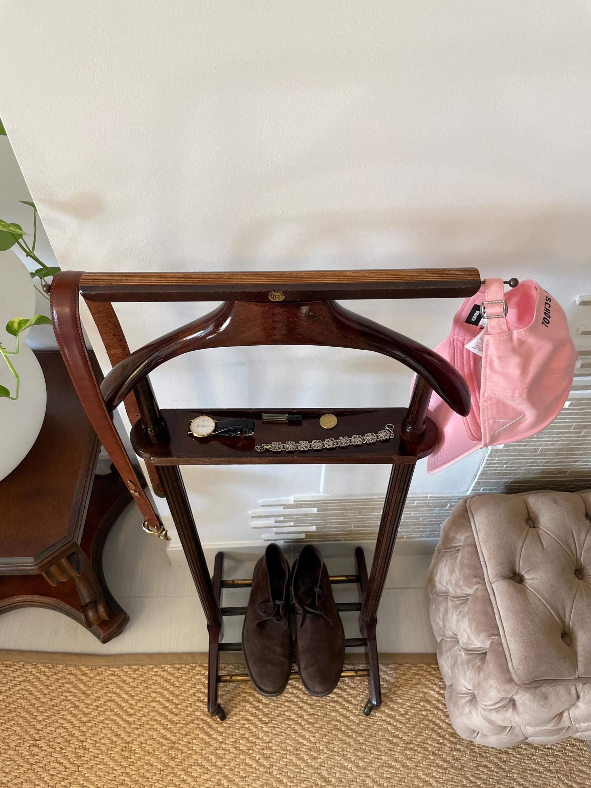 Porta abiti valet stand vintage in legno italiano con design classico e usura autentica.
