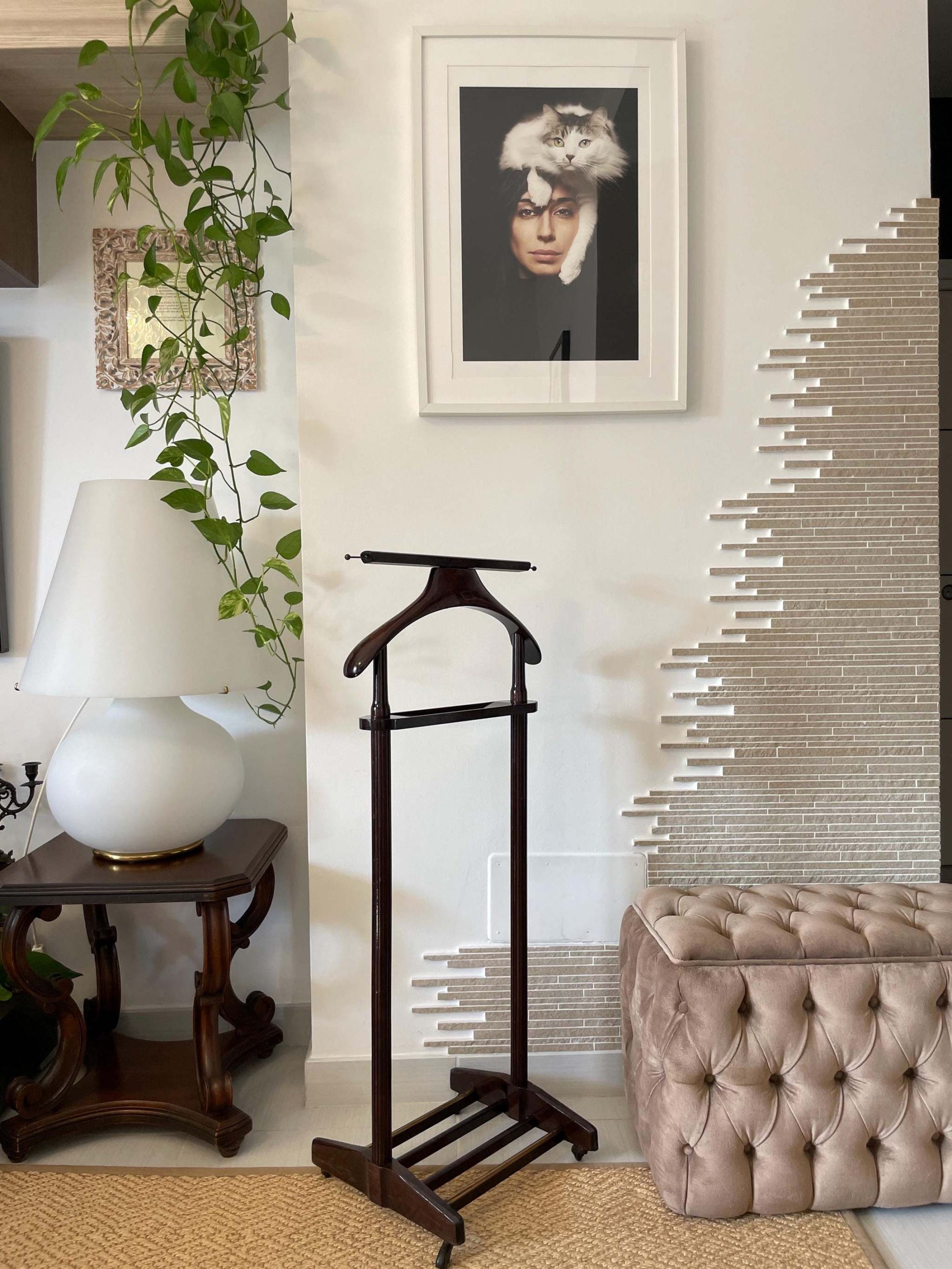 Vintage valet stand in legno italiano da parete per abiti e accessori con design classico e usura autentica