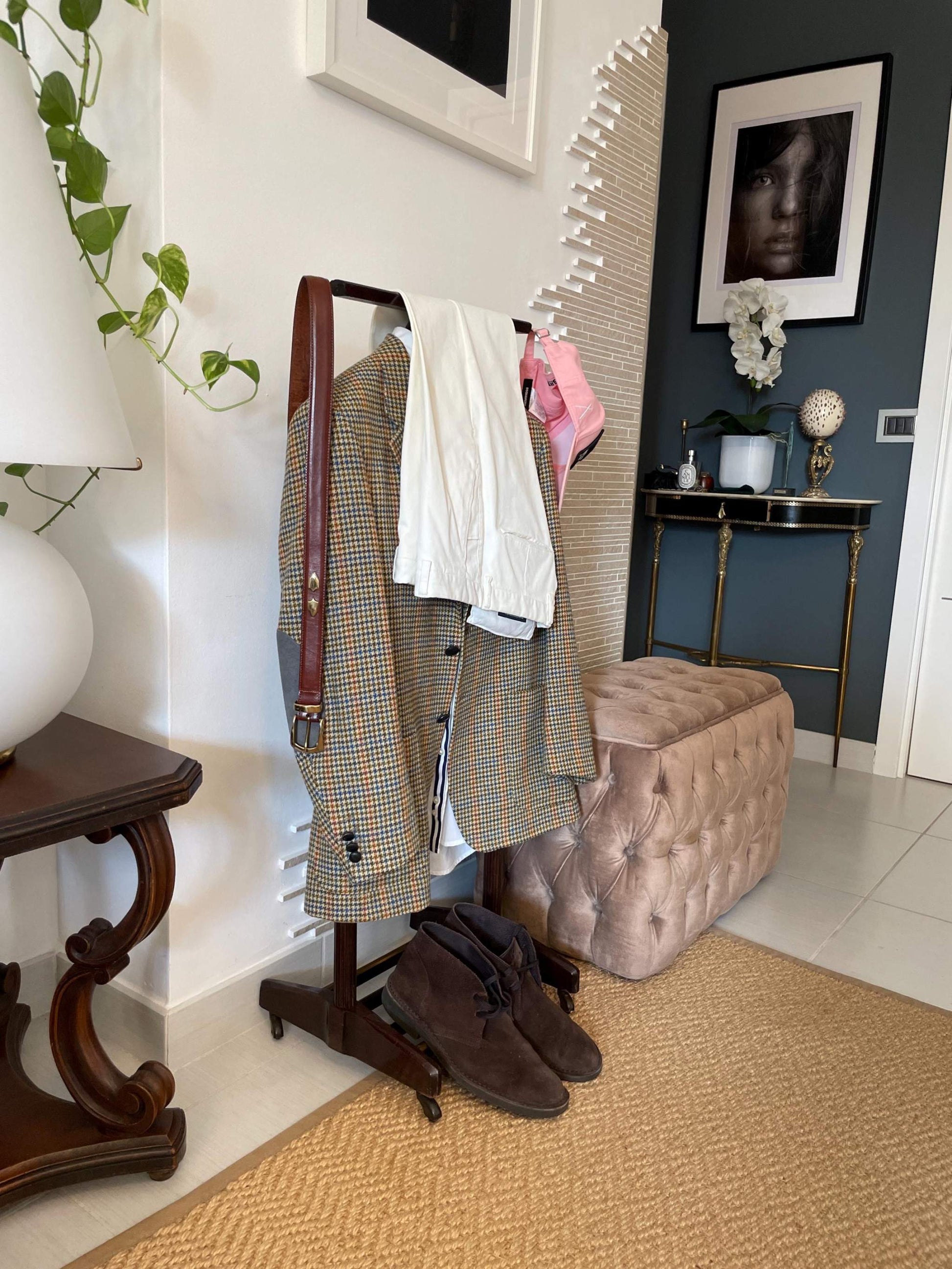 portabito vintage in legno made in Italy con giacca, pantaloni e scarpe da uomo nell'ingresso elegante