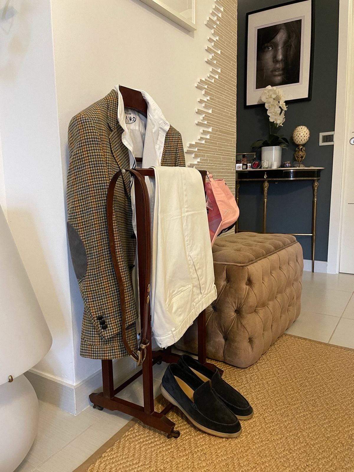 Portabiti vintage in legno made in Italy con giacca, pantaloni e scarpe, design elegante per organizzazione abbigliamento uomo
