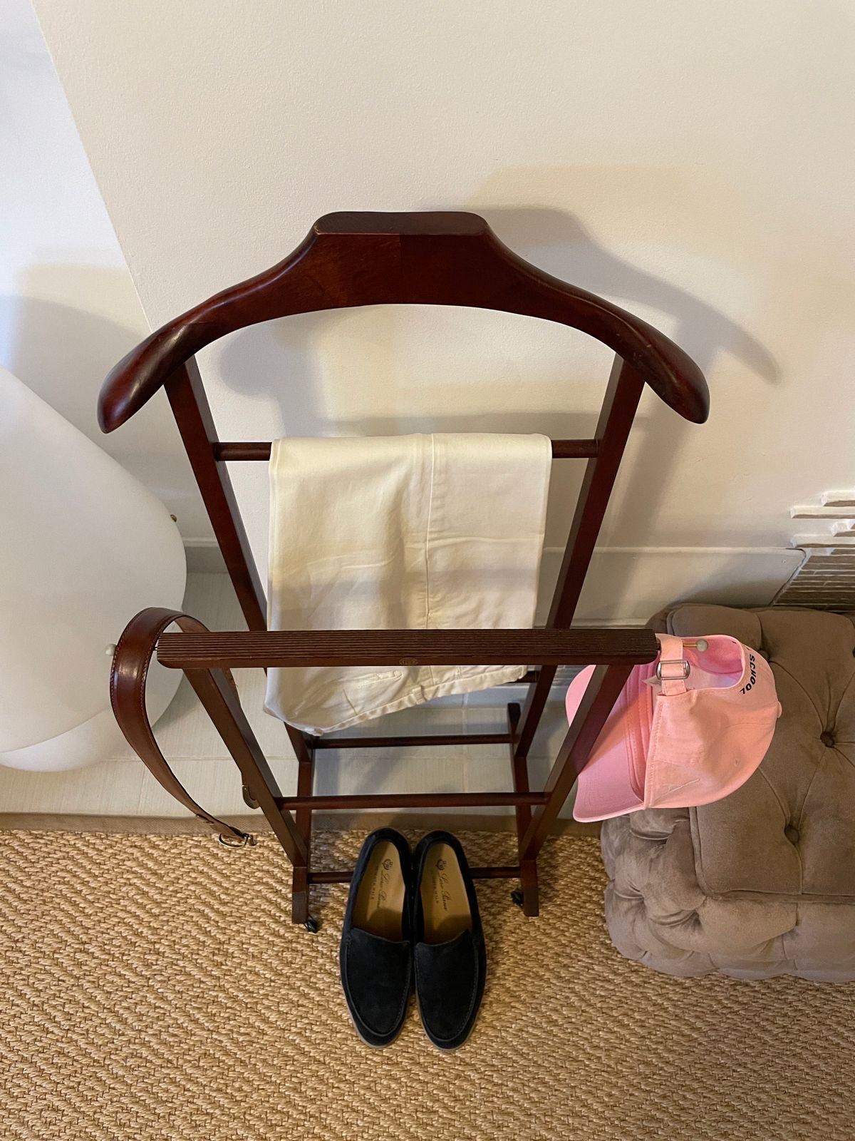 Attaccapanni valet vintage in legno fatto in Italia con design classico e accessori uomo
