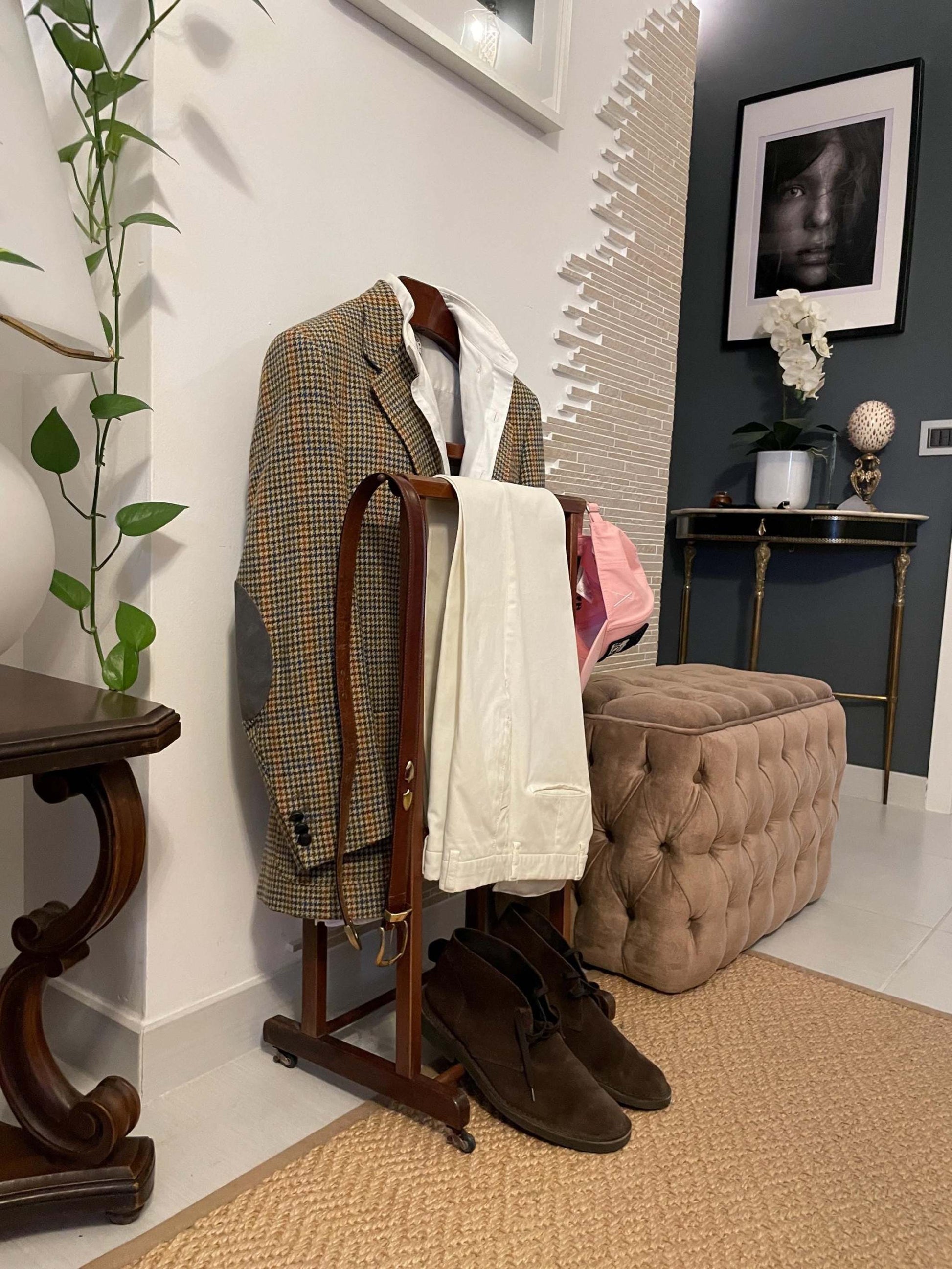 Stand valet vintage in legno Made in Italy con struttura classica per abiti e accessori