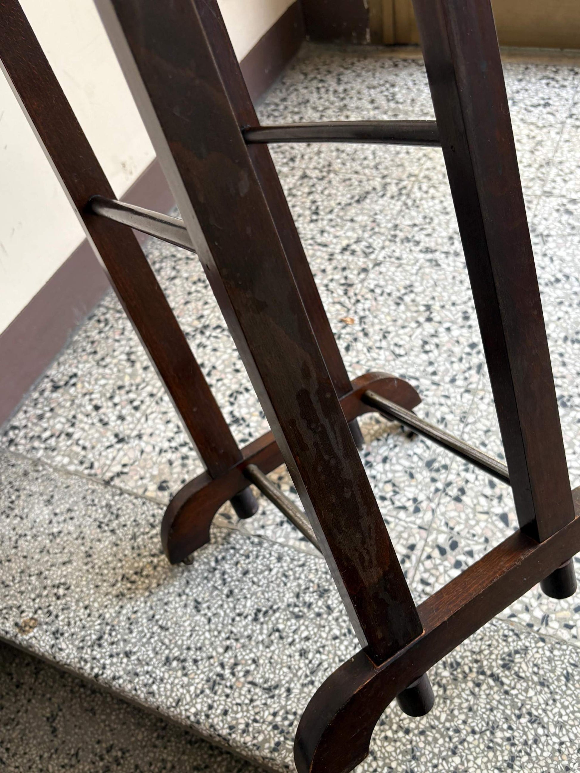 Supporto porta abiti vintage in legno Made in Italy con finiture classiche e segni di usura autentici