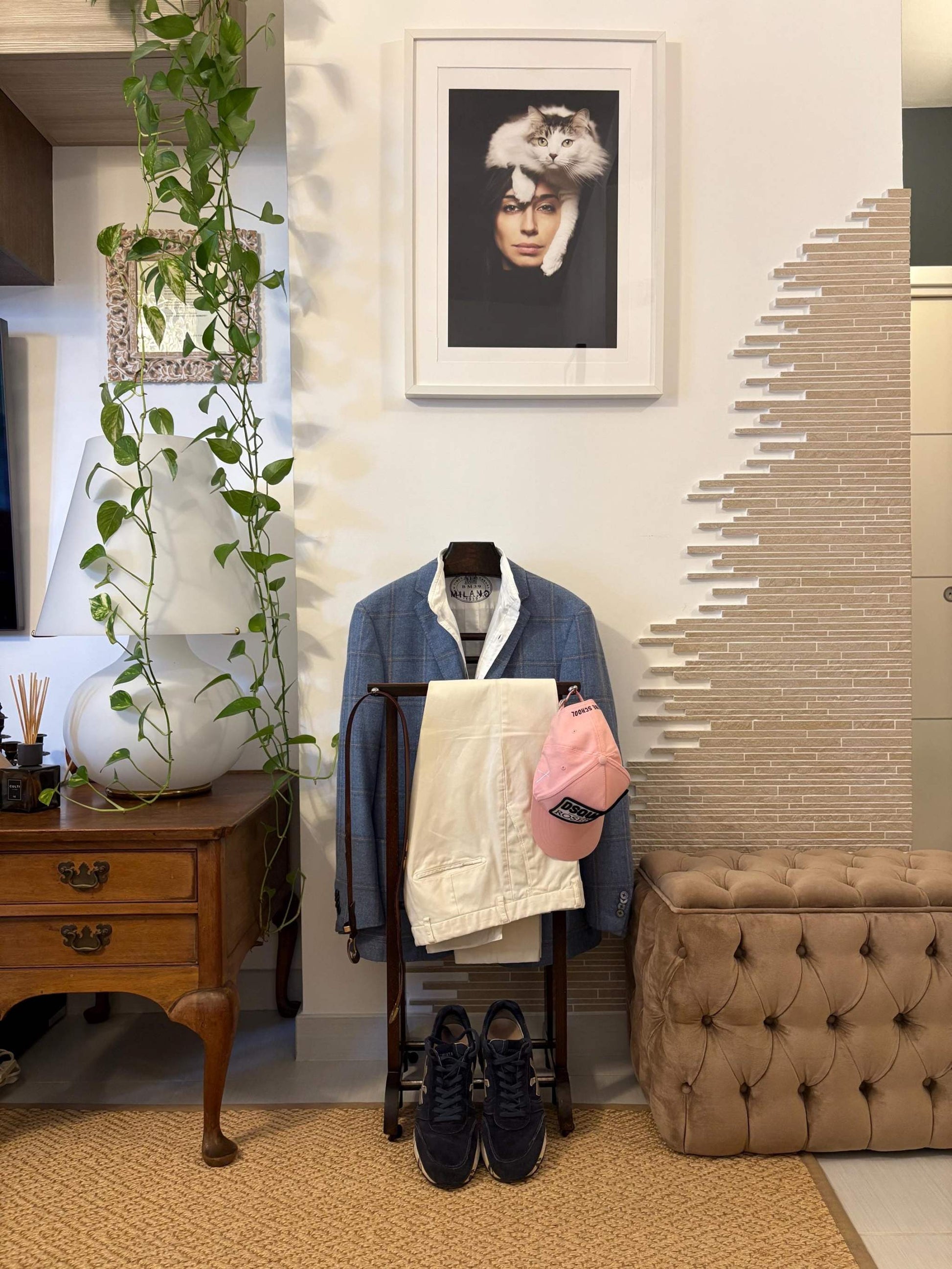 Servomuto vintage in legno Made in Italy con giacca, pantaloni, cappellino e scarpe, design classico elegante per uomo