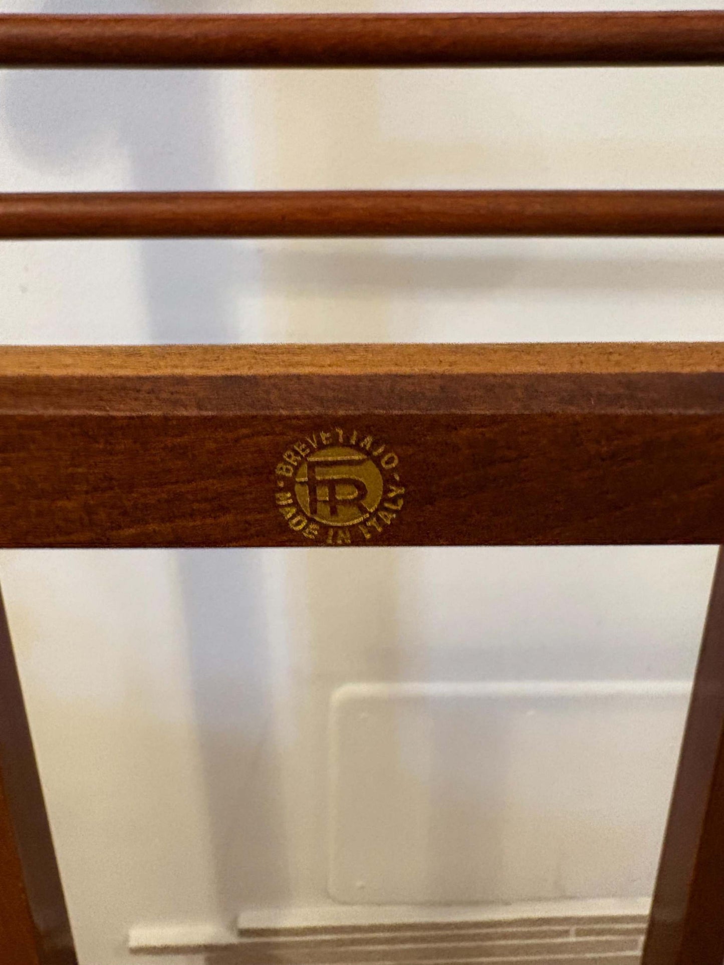 Fratelli Reguitti valet stand in legno vintage made in Italy con design classico e segni di usura autentici