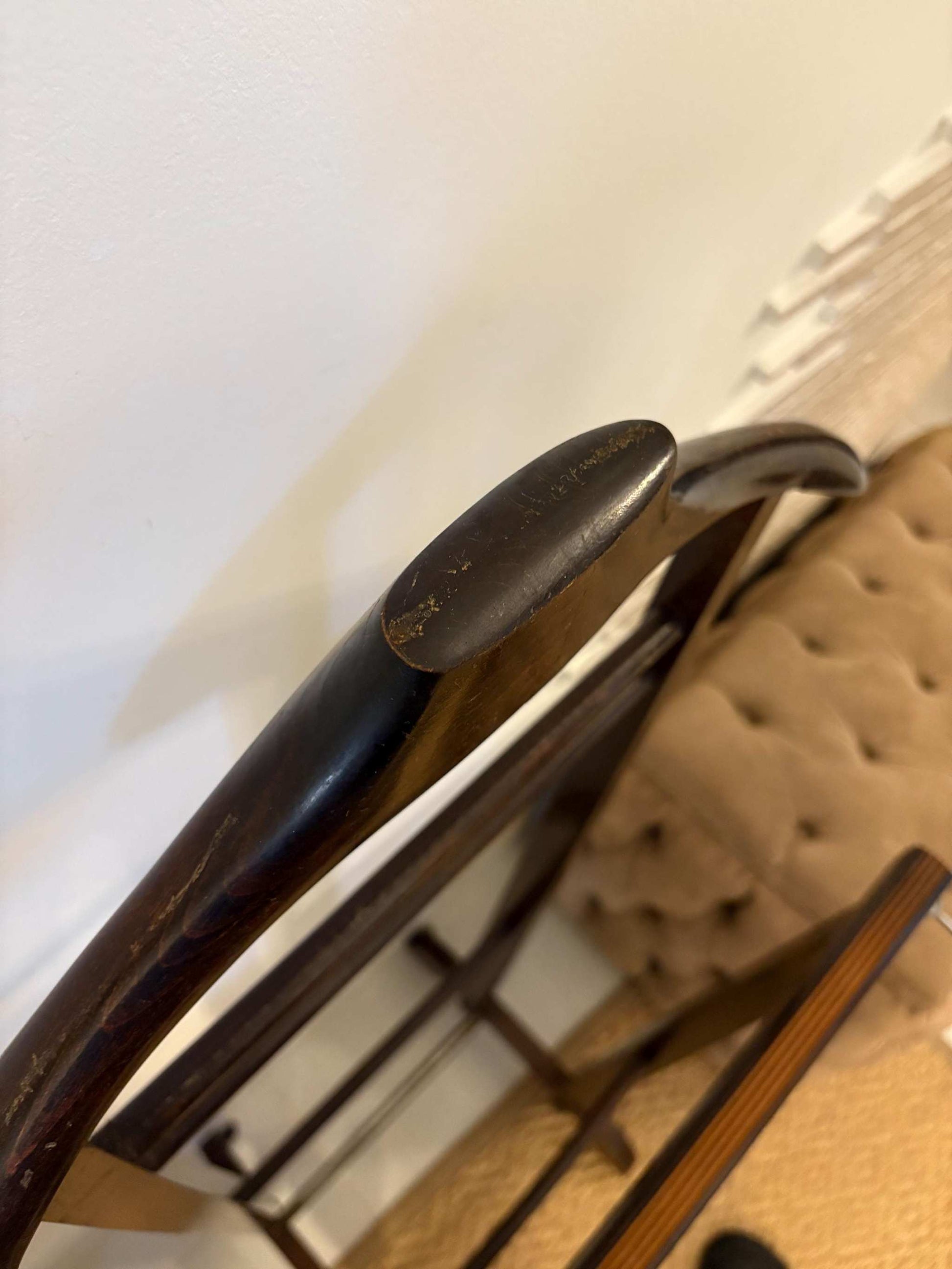 appendiabiti d'epoca in legno vintage made in Italy con evidenti segni di usura e design classico