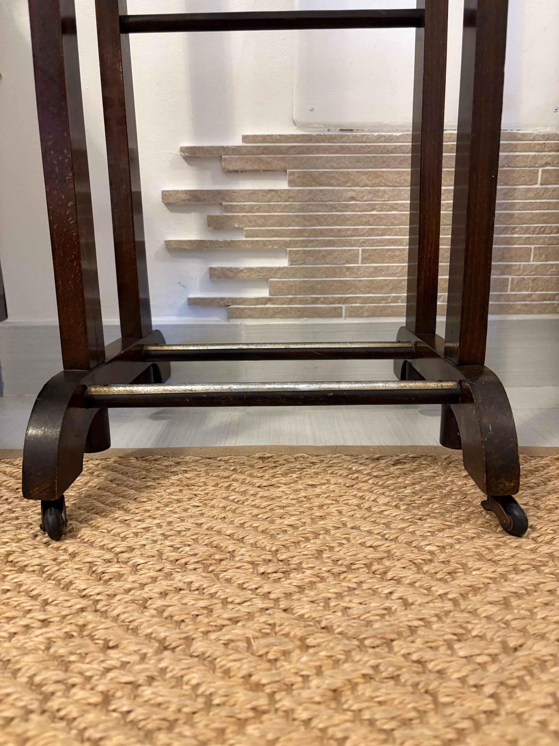 base in legno vintage per appendiabiti made in italy con ruote e design classico