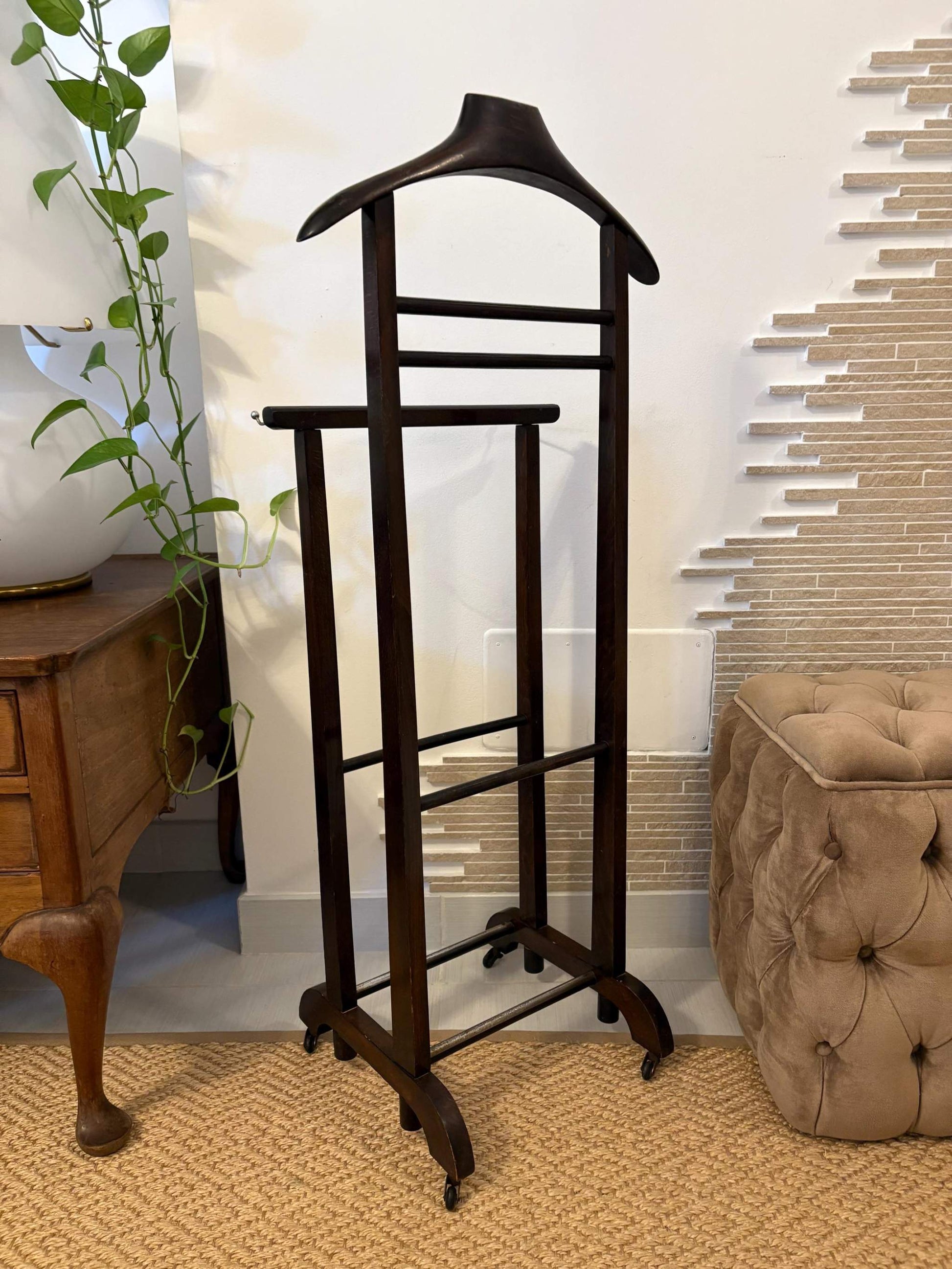appendiabiti da uomo vintage in legno fatto a mano in Italia con design classico e ruote per vestiti e accessori