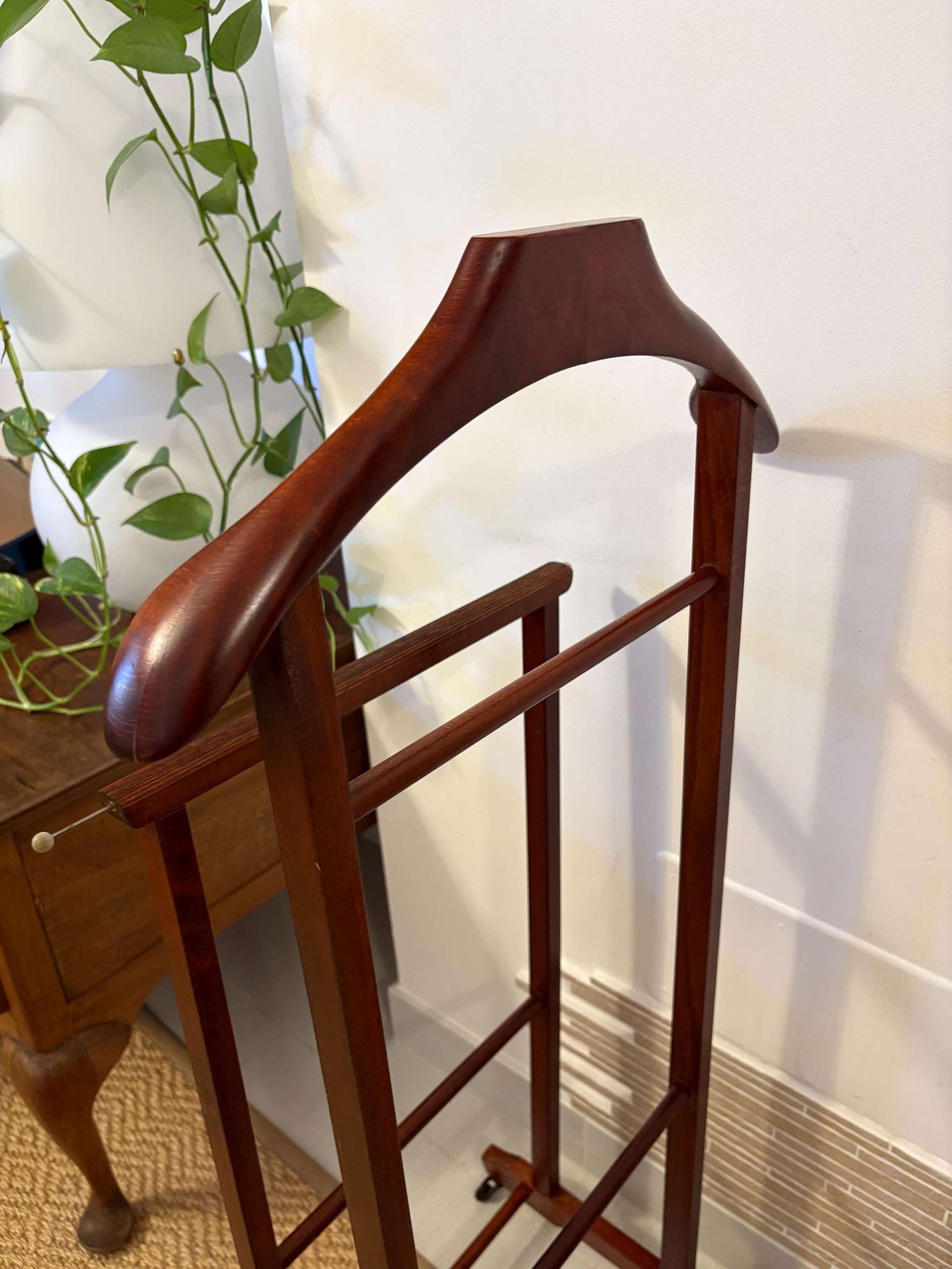 stand appendiabiti vintage in legno made in Italy design classico da uomo elegante
