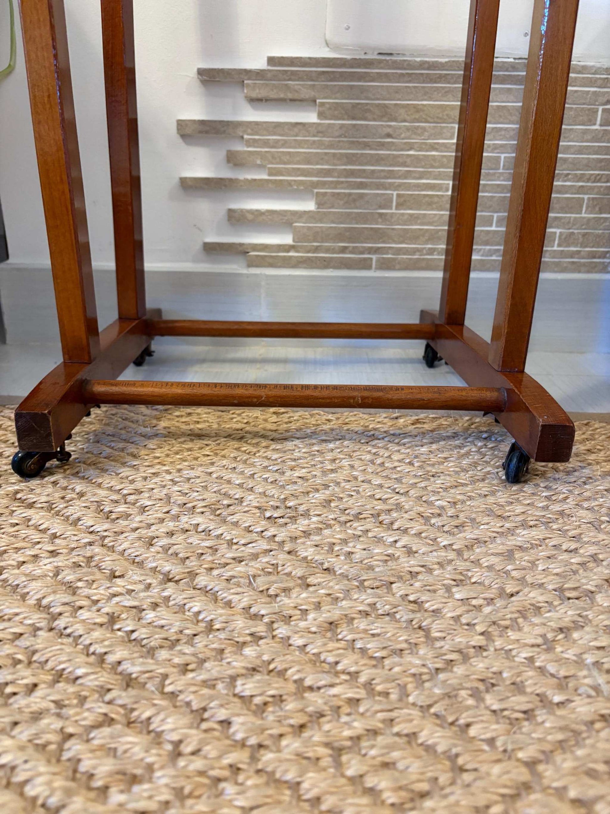 stand appendiabiti in legno vintage mid century rustic con ruote elegante design italiano