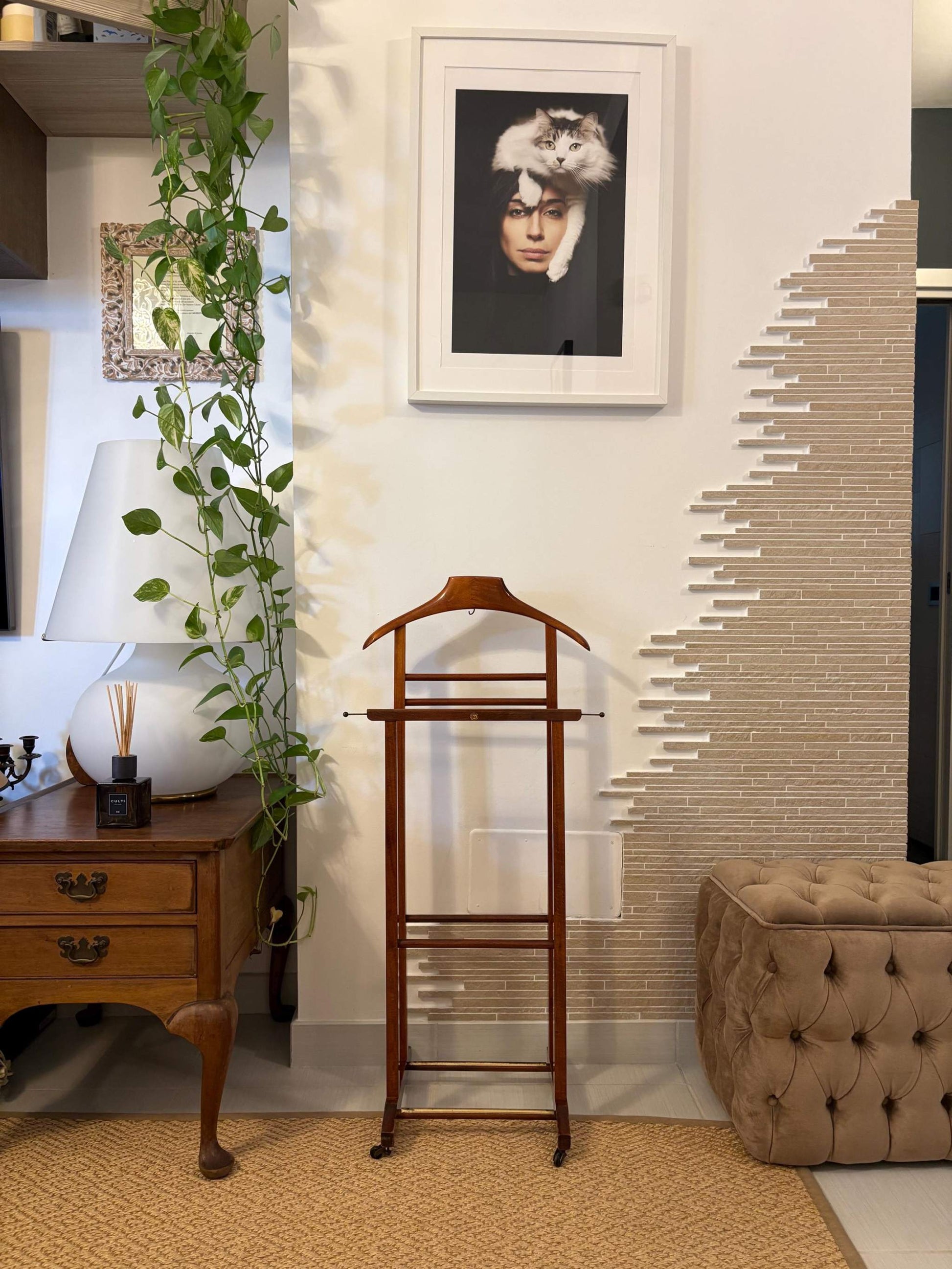 Fratelli Reguitti valet stand vintage in legno italiano per abiti e accessori con design classico ed elegante