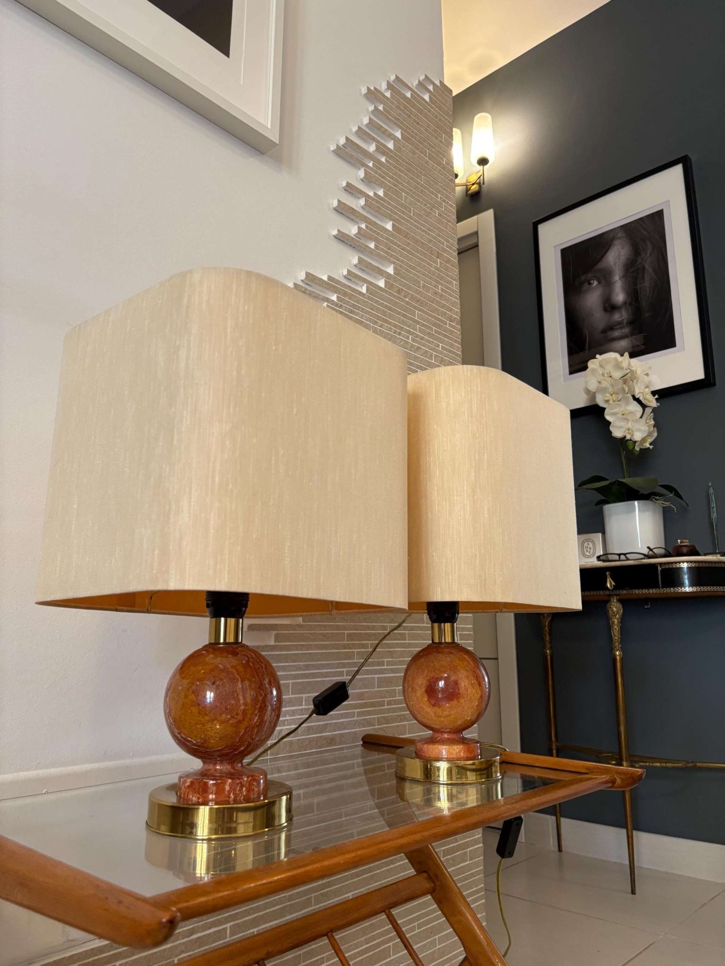 coppia di lampade vintage in ottone con base in marmo rosa design anni '50 elegante ed esclusiva per interni raffinati