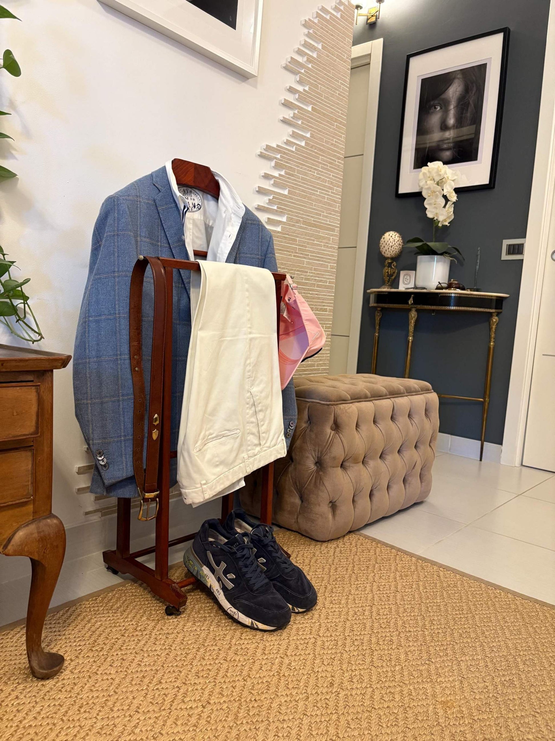 portascarpe in legno vintage made in Italy con giacca, pantaloni e scarpe sportive in camera da letto elegante