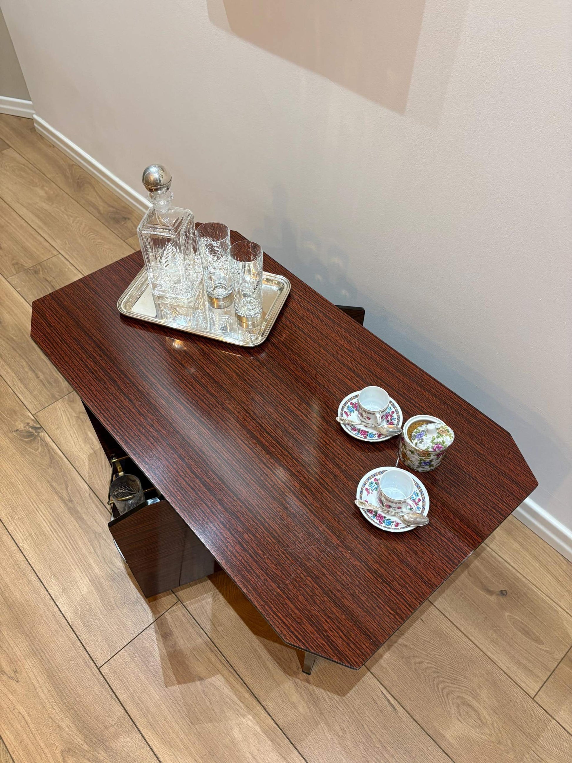 tavolo vintage Hollywood regency in legno scuro con ruote e ripiani in vetro, stile anni '50 italiano