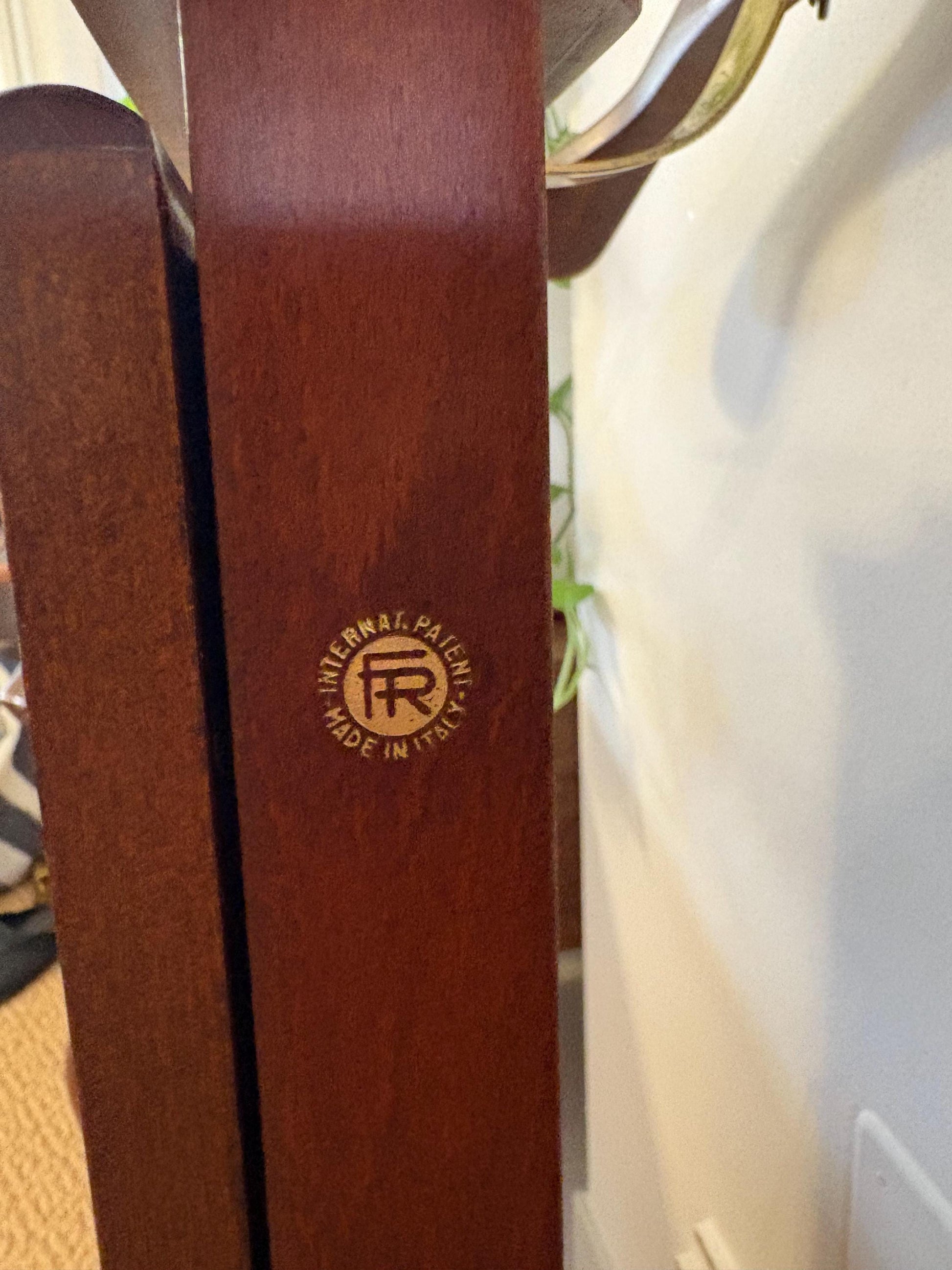 Portabiti vintage in legno Made in Italy con design classico e logo Fratelli Reguitti inciso.
