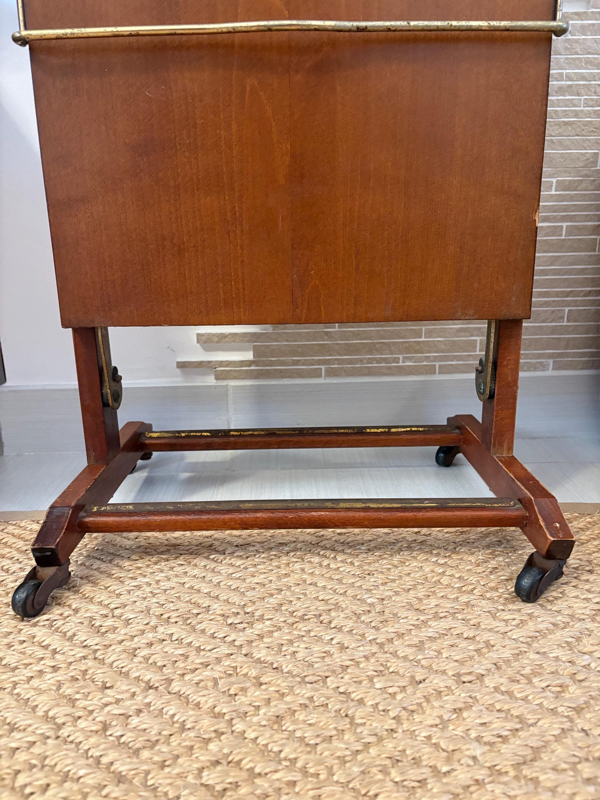 portabiti vintage in legno made in Italy con ruote design classico elegante