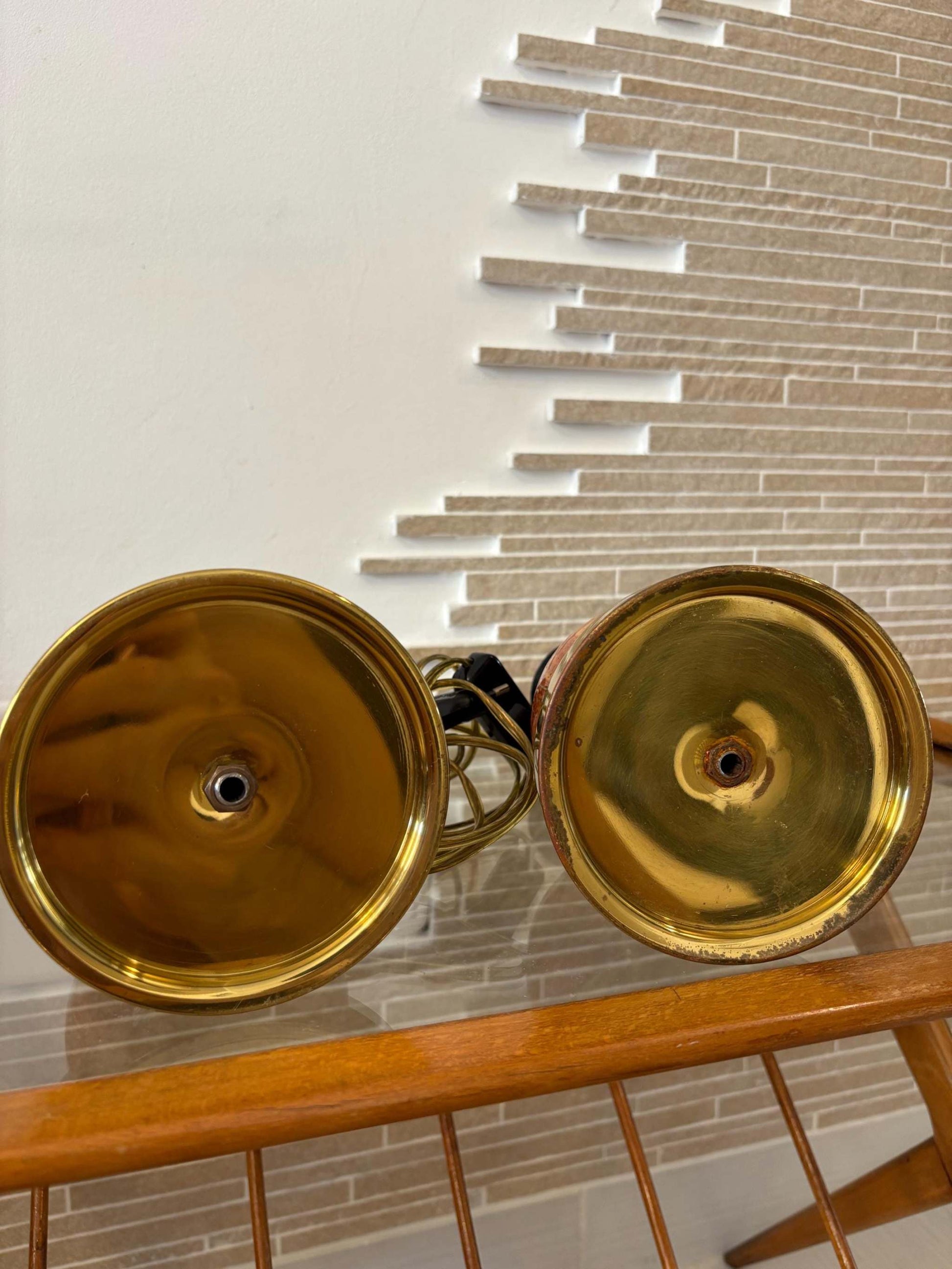 Lampade vintage in ottone con base in marmo rosa anni '50, design elegante da tavolo, funzionanti senza paralumi.
