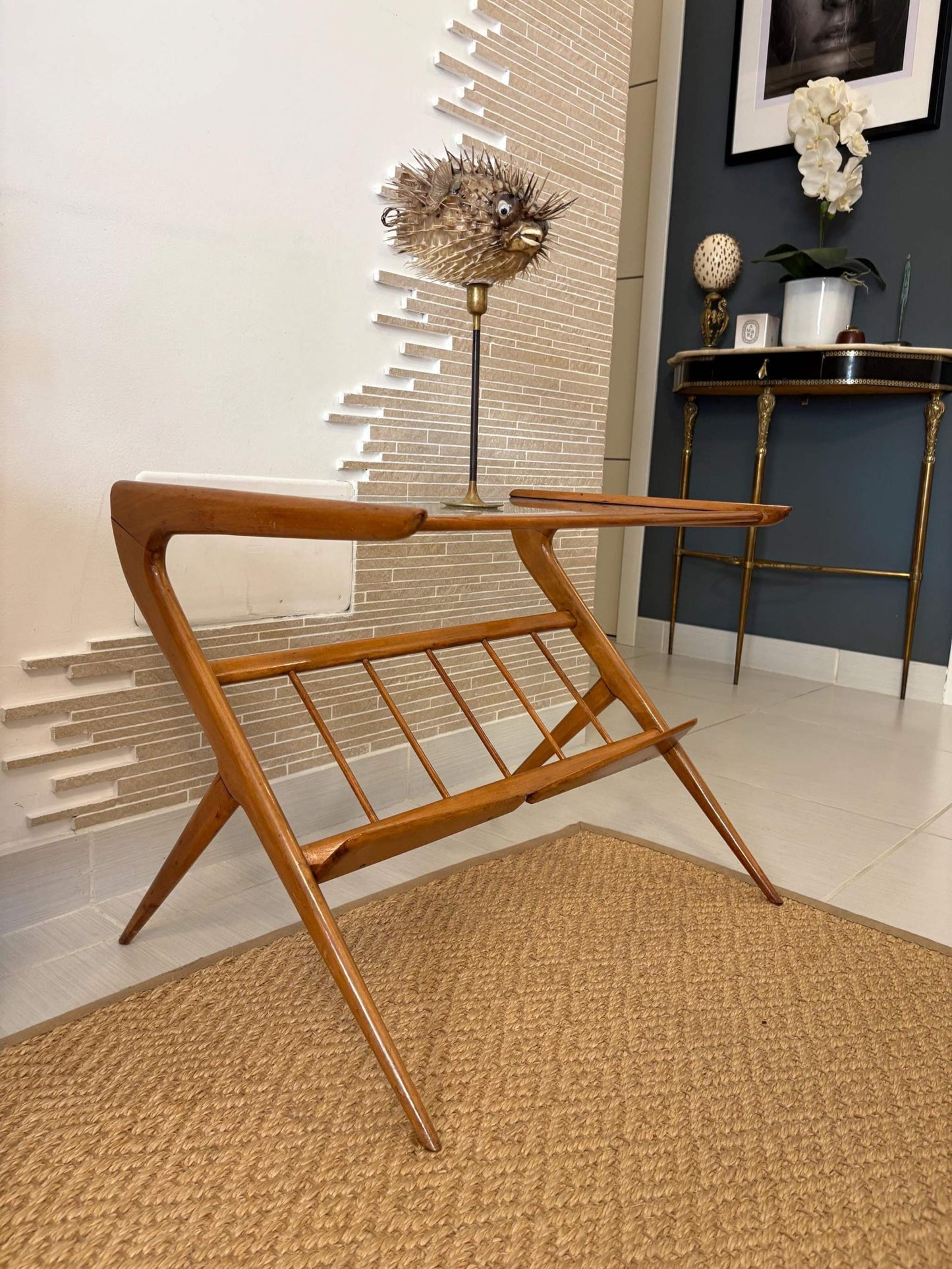 Tavolino vintage da notte italiano in legno mid-century con piano in vetro e scomparti porta riviste stile Ico Parisi